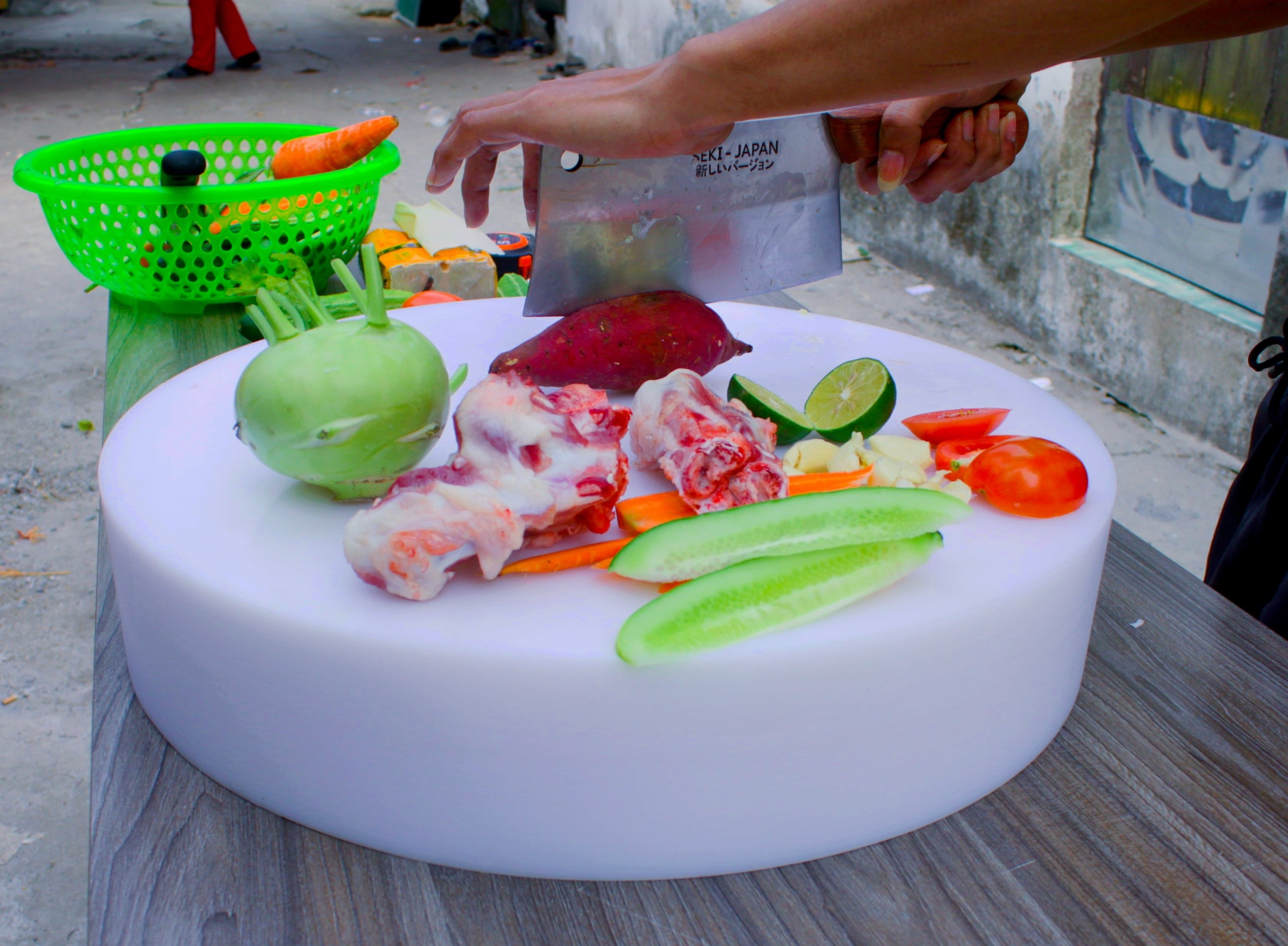 thớt tròn, đường kính 40cm dày 10cm. đầy đủ quai xách, thớt nhựa HDPE hàng nguyên khối dùng cho nhà hàng khách sạn, chuyên băm chặt