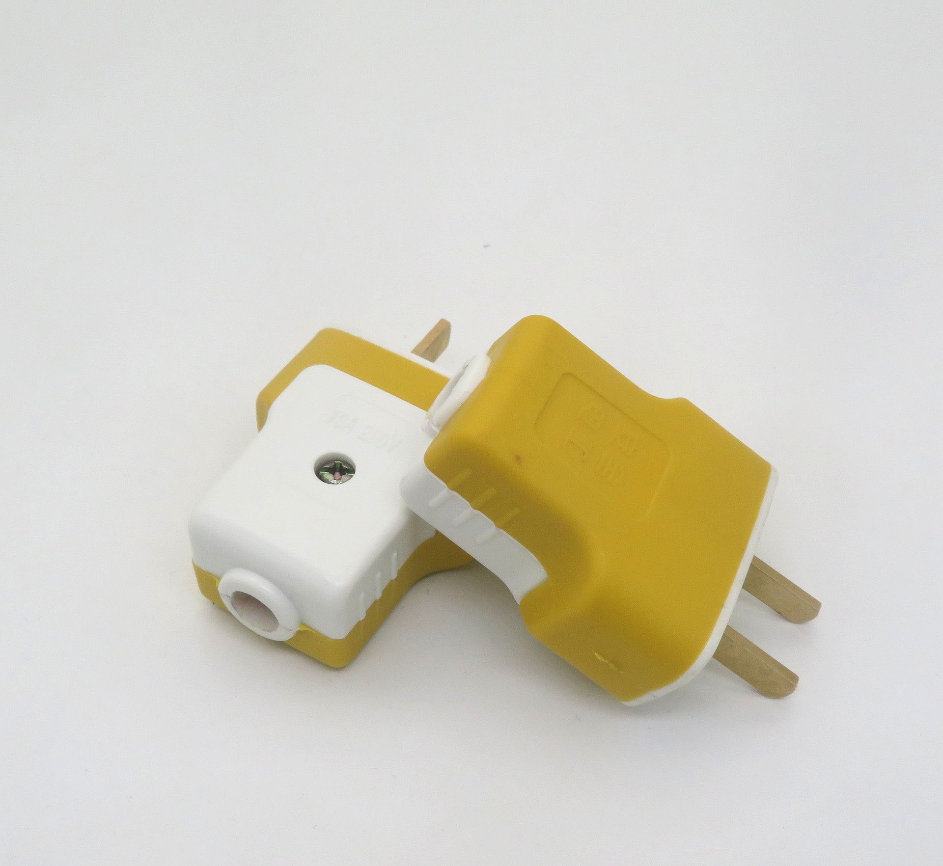 Phích cắm 2 chân dẹt bằng đồng sz13, ổ cắm điện chịu tải tới 250v-16A.