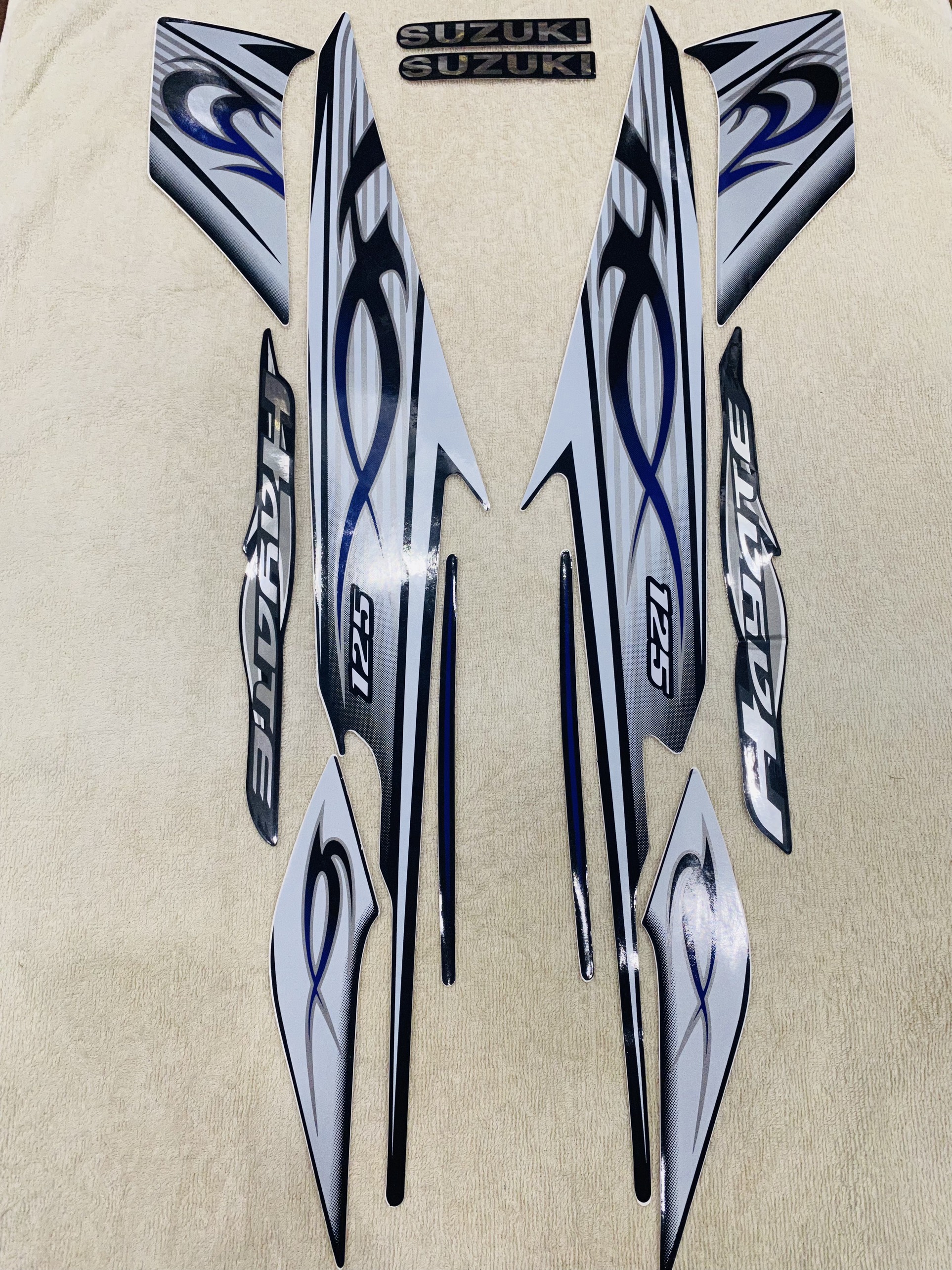 Bộ tem decal dán xe máy suzuki hayate 125 đời 2009 màu đen siêu đẹp