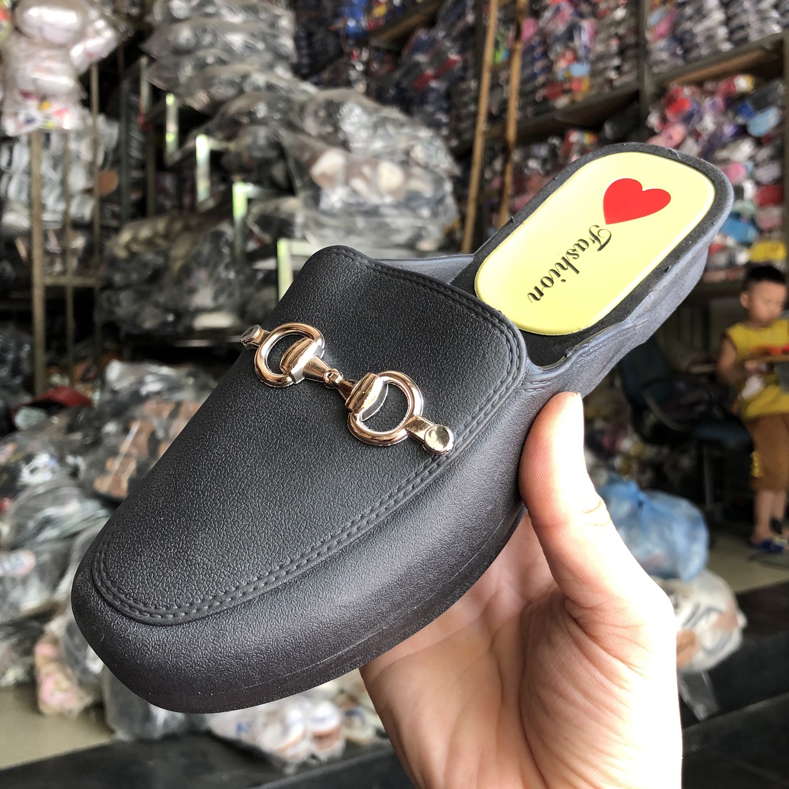 Dép sục nữ nhựa màu đen cho bà cho mẹ lao động, chống thấm nước 9268