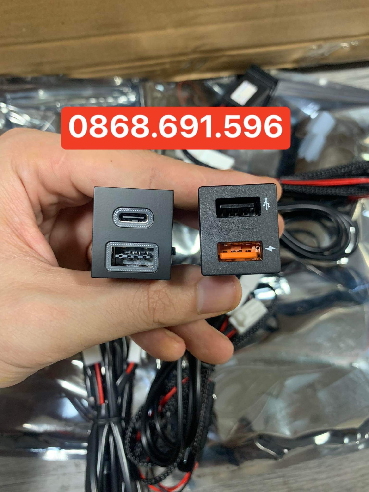 Bộ sạc usb sạc nhanh qc3.0 cho toyota cross. ổ cắm sạc kép cho xe hơi toyota kèm cổng chuyển dữ liệu cho toyota cross.