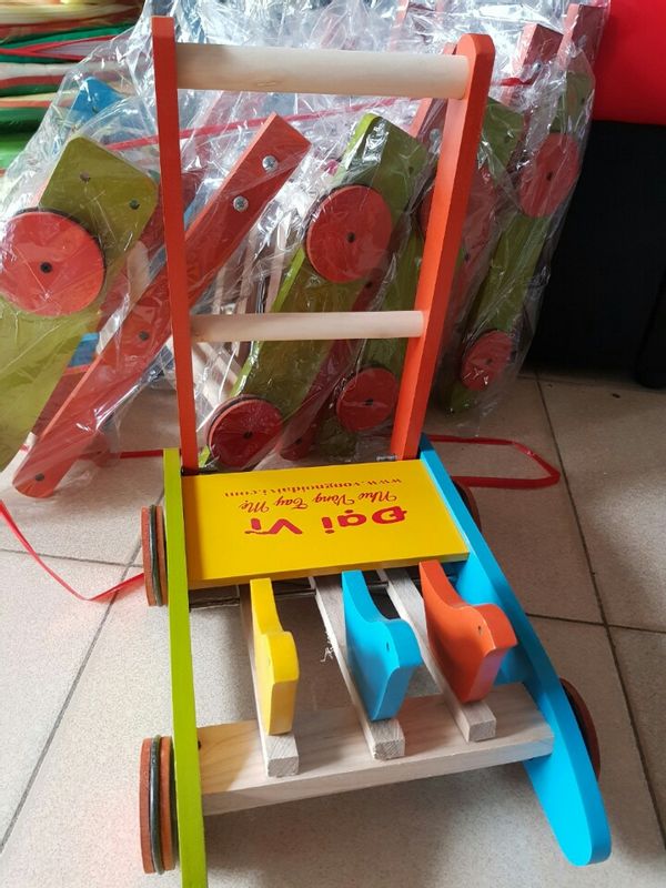 Xe tập đi cho bé xe ba con gà