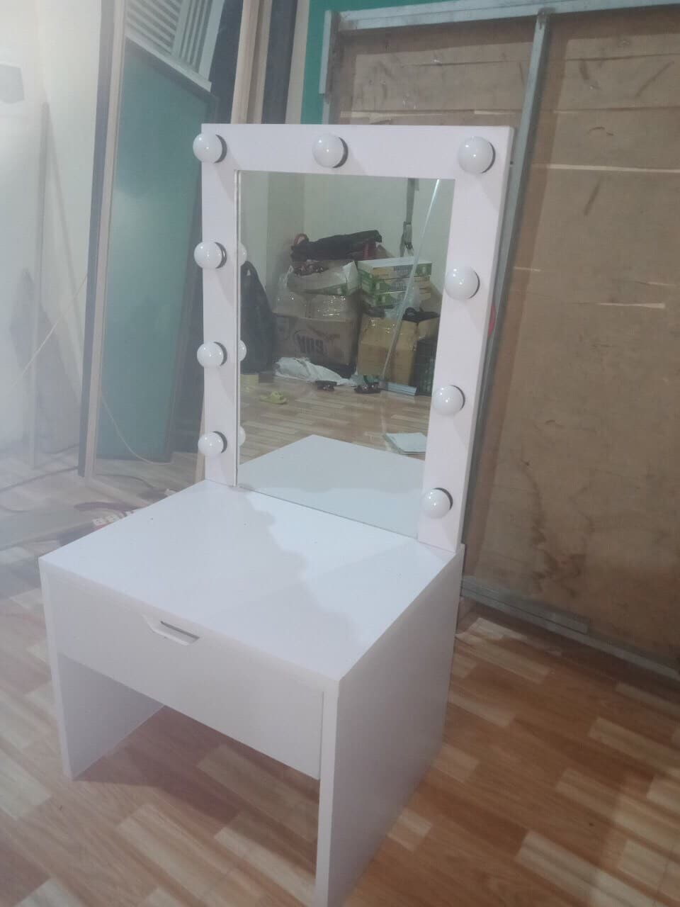 - bàn trang điểm bệt 60x100x40cm có ngăn kéo