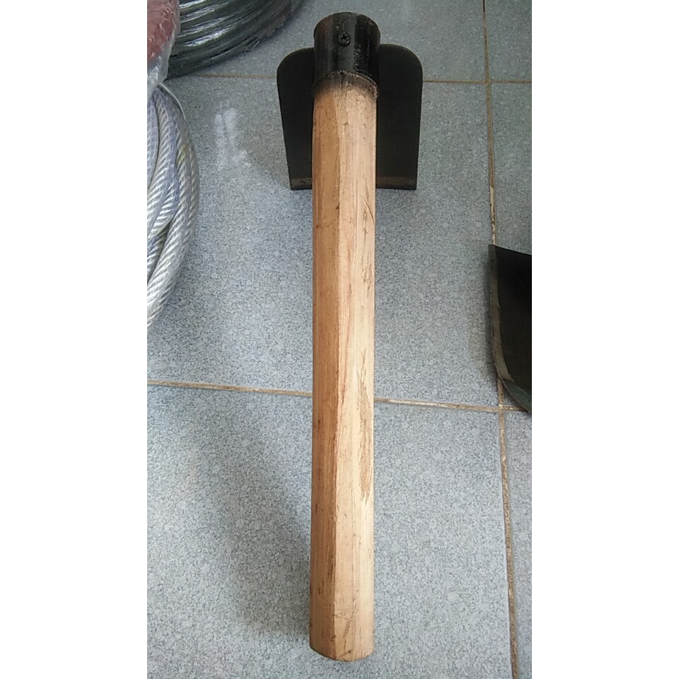 Cuốc làm vườn có cán, lưỡi dày, cán bằng lăng siêu chắc