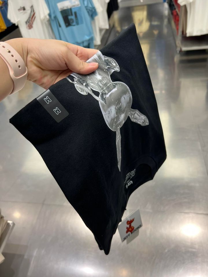 Áo phông ut uniqlo hình thỏ đen