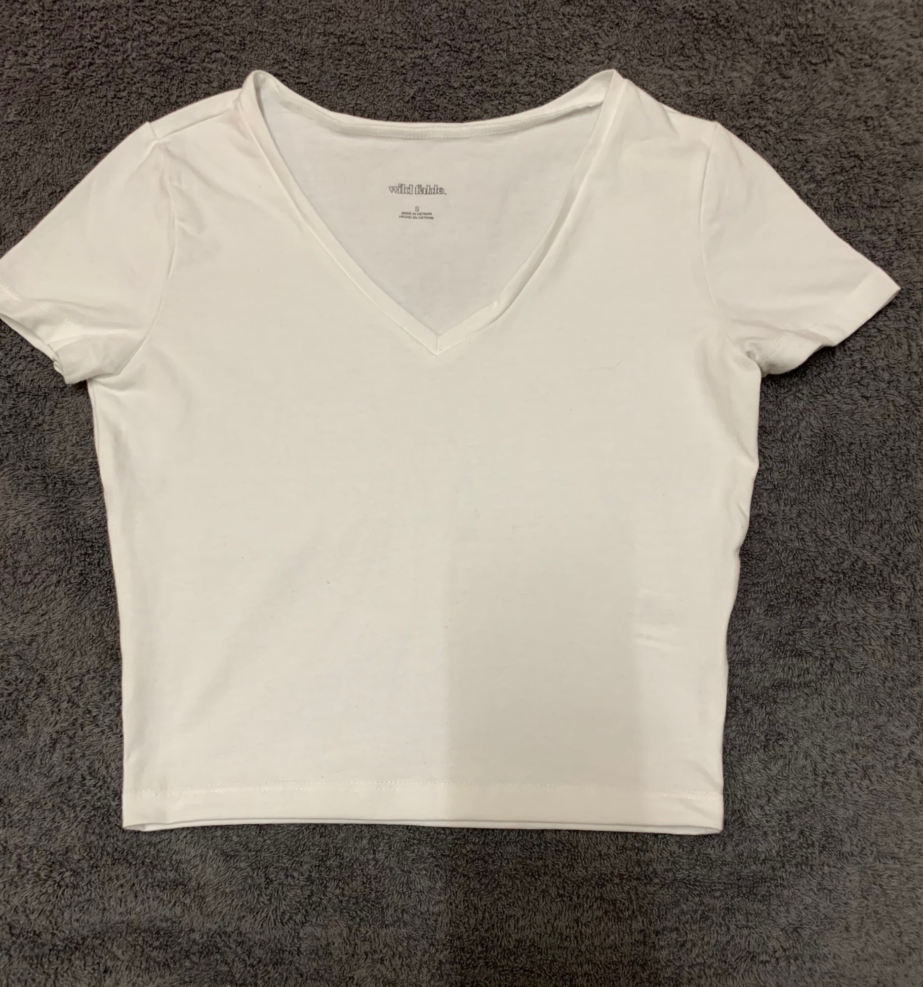 Áo crop top trắng hiệu wild fable