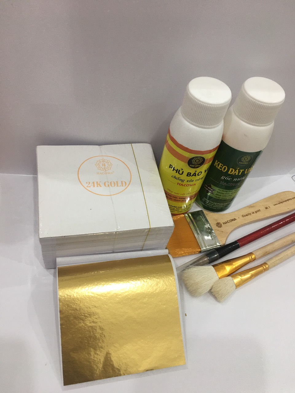 Combo dát vàng 24k gold hacowa gốc nước gồm 500 lá vàng 24k gold hacowa, 100ml keo gốc nước, 100ml phủ gốc nước, 4 bút chổi chuyên dùng cho dát vàng trên sản phẩm như thạch cao, xi măng, giấy, tranh vẽ, hoa quả ...