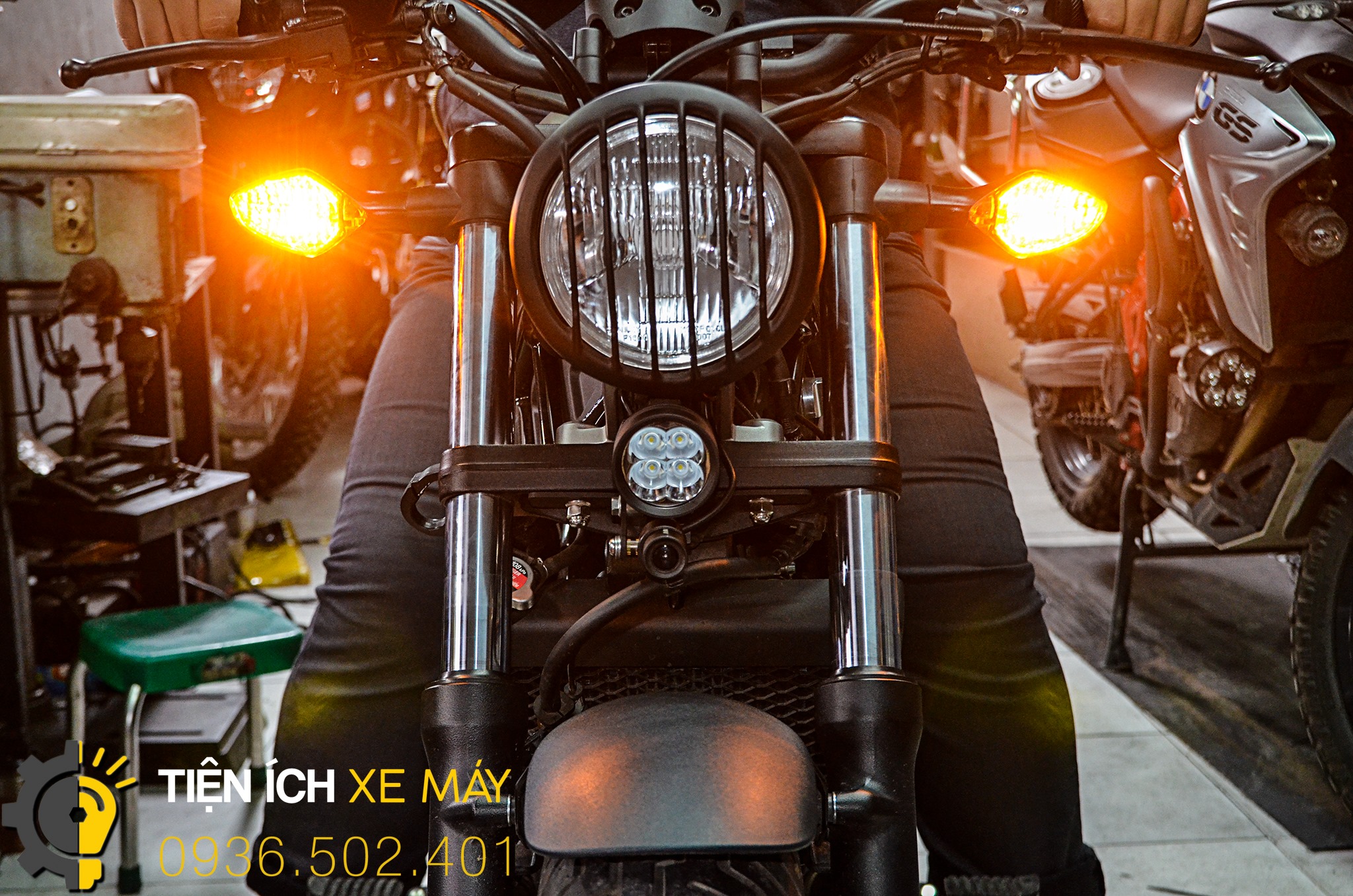 Pát gắn đèn trợ sáng Rebel 300-500