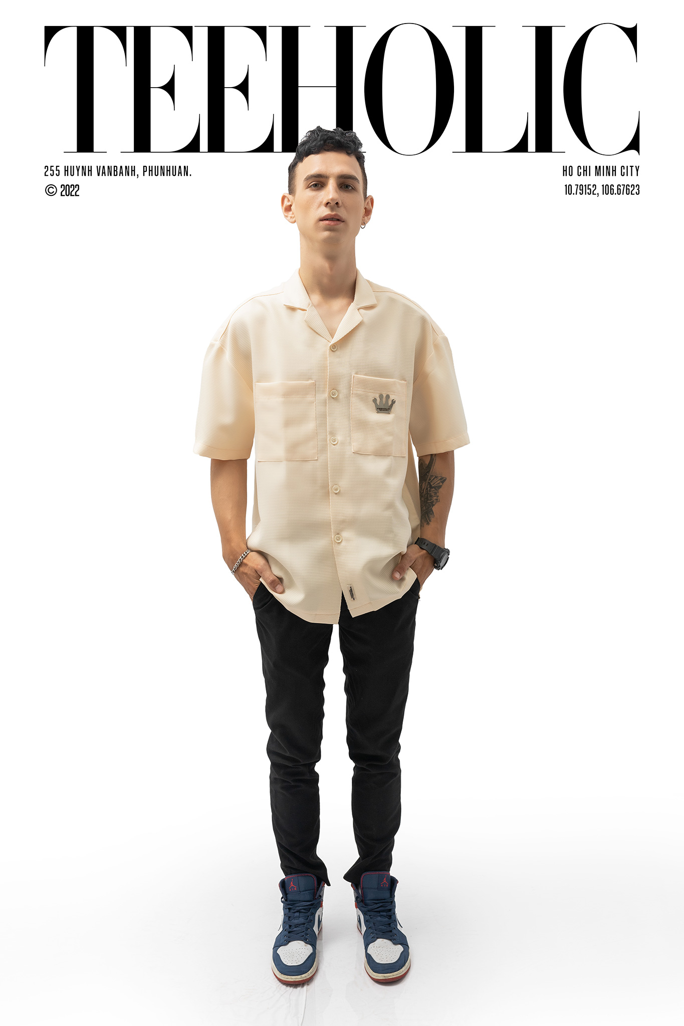Áo sơ mi unisex form rộng màu kem vải xốp gắn vương miện logo teeholic - ths