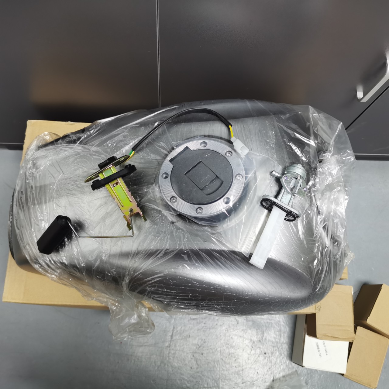 Freeship bình xăng gò to caferace motor shop,0984971183,xe win,gn125 caferace,tracker