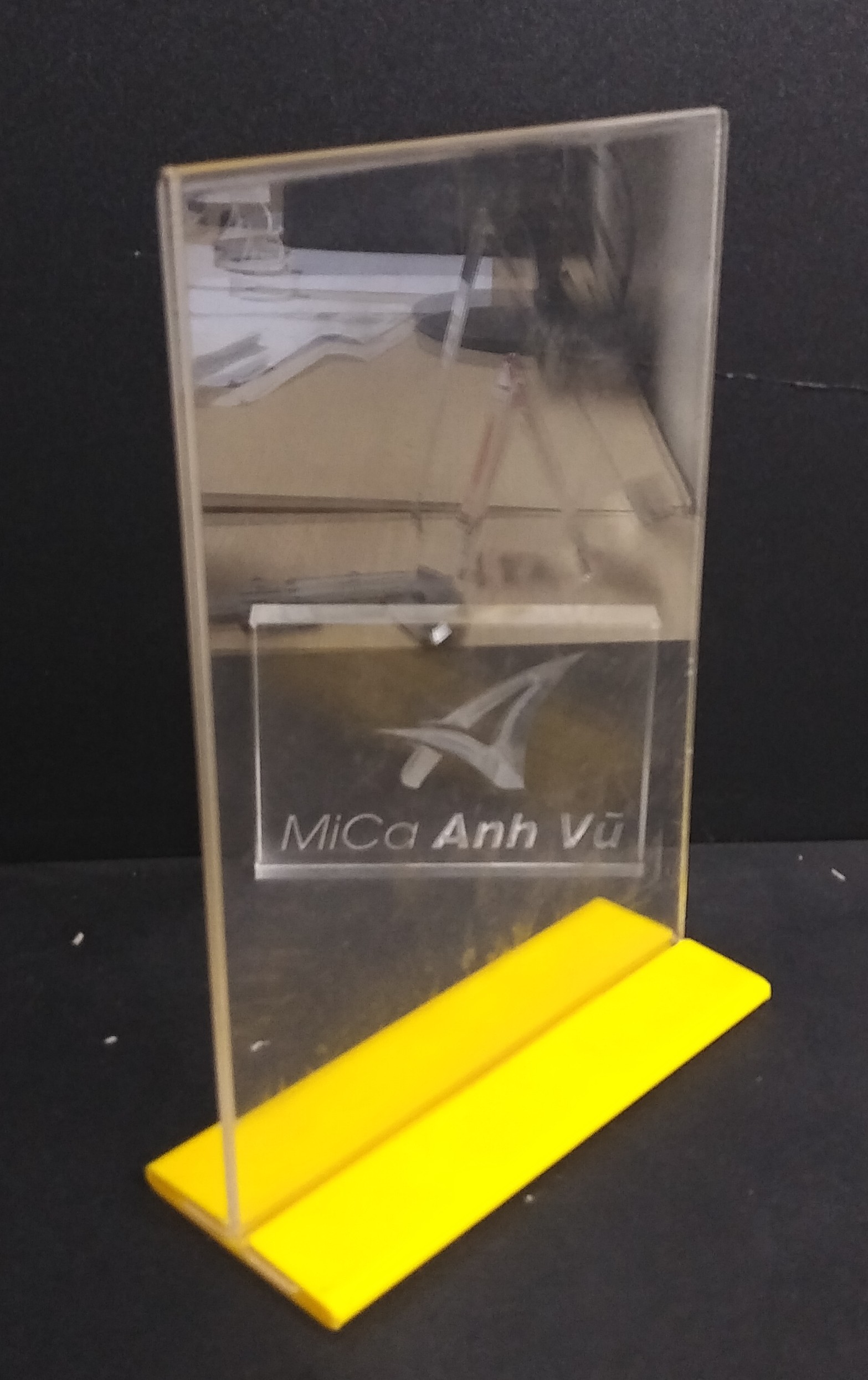 Kệ menu thực đơn mica A5 15x21cm để bàn nhiều màu đế - VN