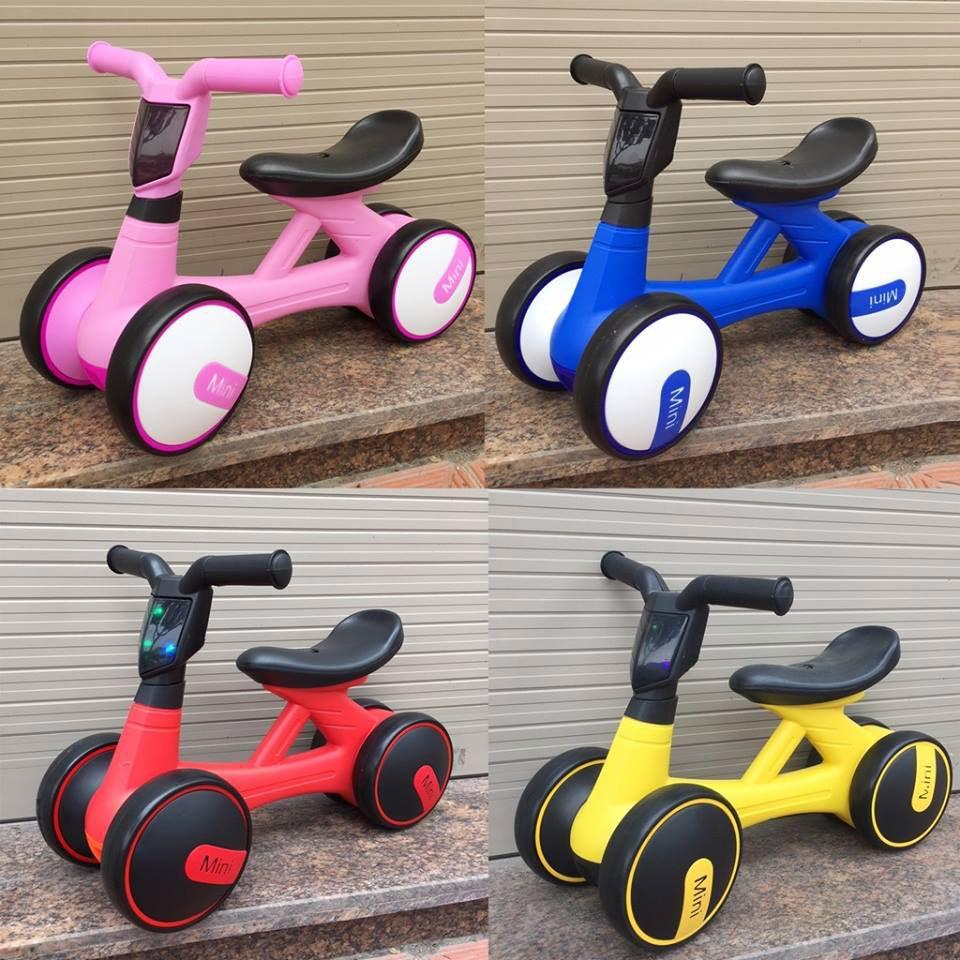 Xe chòi chân bánh mini có nhạc cho bé