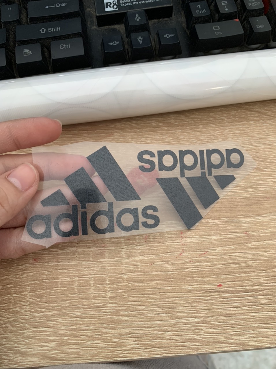 Logo adidas ép nhiệt lên vải bằng bàn ủi, bàn là