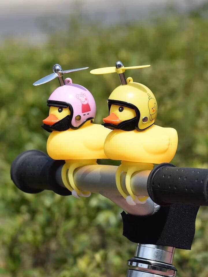 Móc khóa đồ chơi hình vịt đội nón bảo hiểm có chong chóng gắn cổ xe đạp điện xe máy có kèn