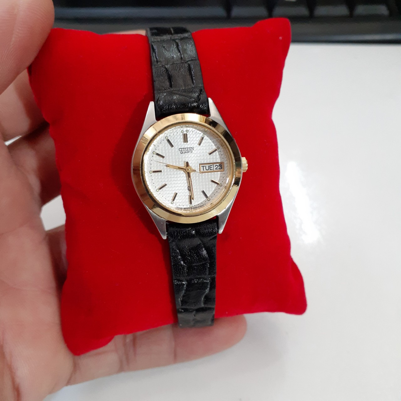 Đồng hồ nữ chính hãng Citizen dây da niềng vàng có lịch second hand Nhật