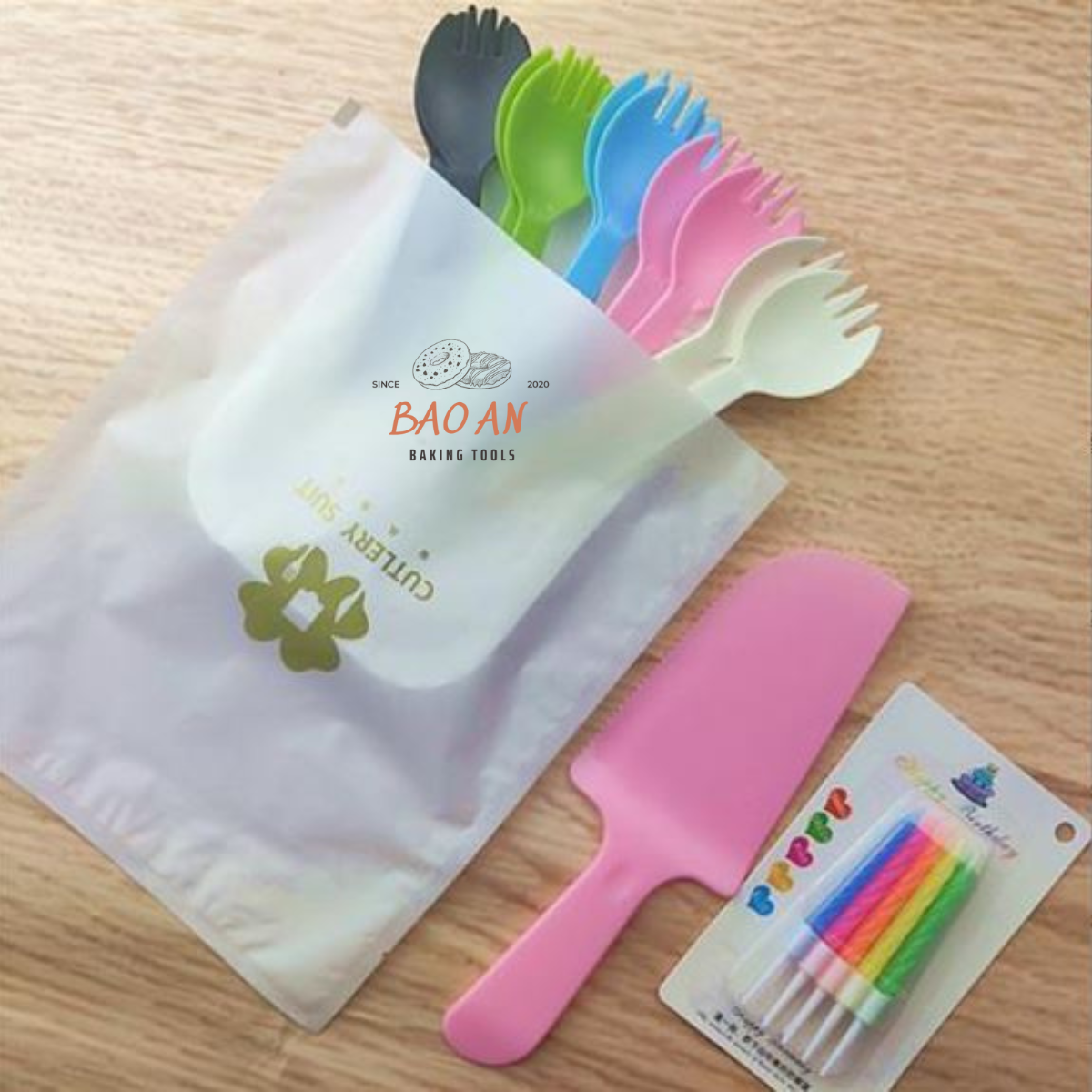 Phụ kiện bánh kem, bánh sinh nhật set 10 bộ dao, dĩa, đĩa giấy và nến