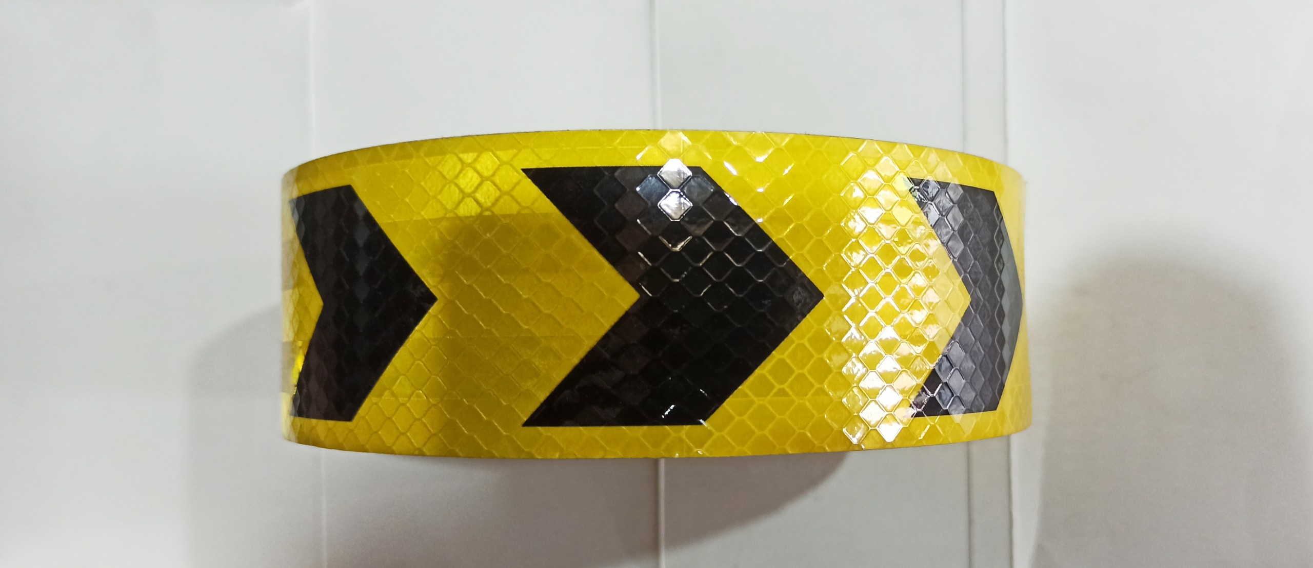 Decal phản quang, băng keo phản quang bản rộng 5cm. Băng keo phản quang mũi tên to giá tốt cắt liền thành 1 cuộn tùy số lần đặt