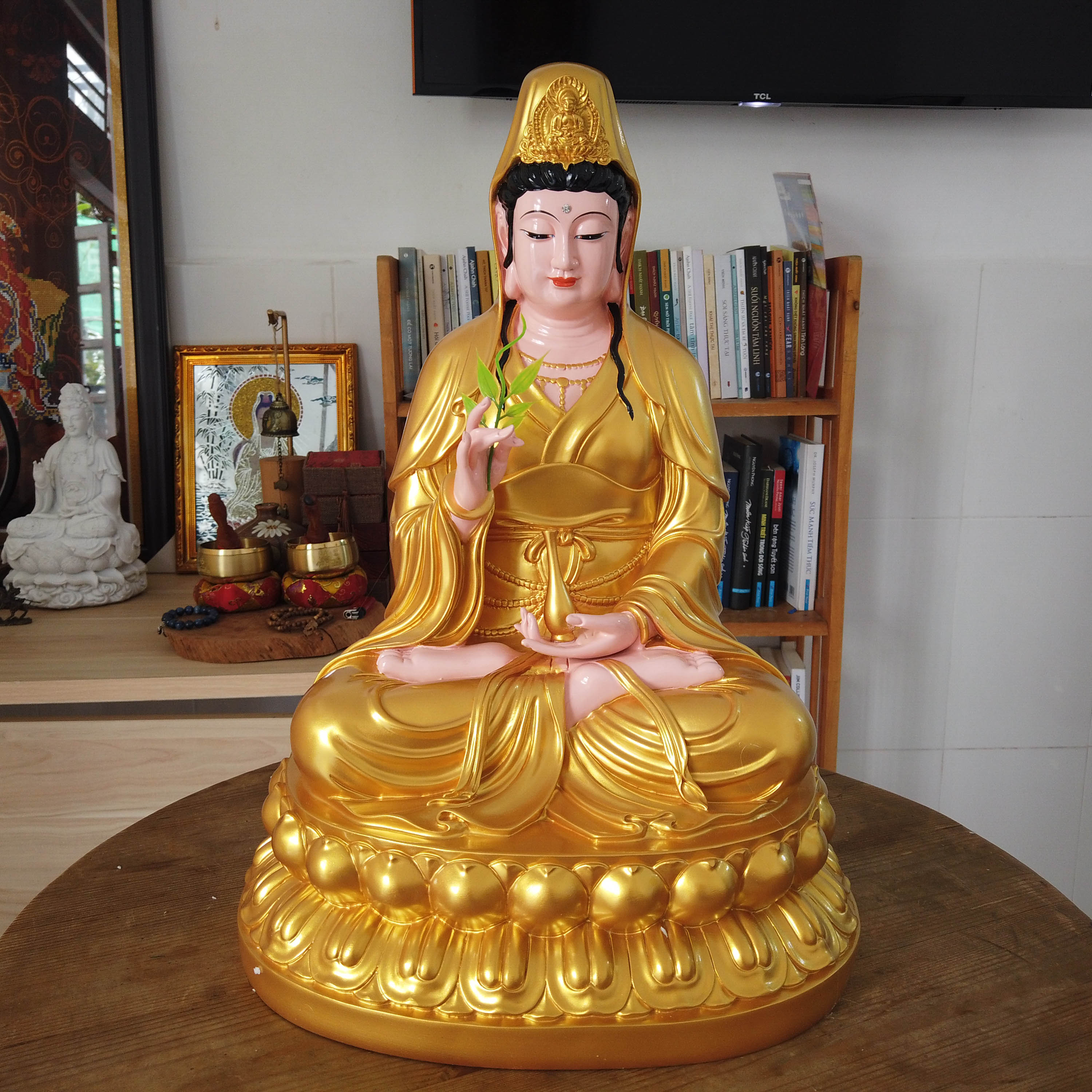 Tượng Quán Thế Âm Bồ Tát ngồi hoa sen màu Vàng Cao 46cm