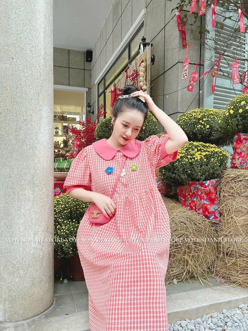 Đầm caro sọc đính hoa thiết kế kiểu babydol cổ bèo đáng yêu, Đầm babydol cổ bèo đính hoa dáng dài caro sọc xinh xắn, Đầm caro sọc thời trang nữ thiết kế đính hoa cổ bèo đi chơi bạn bè MTB