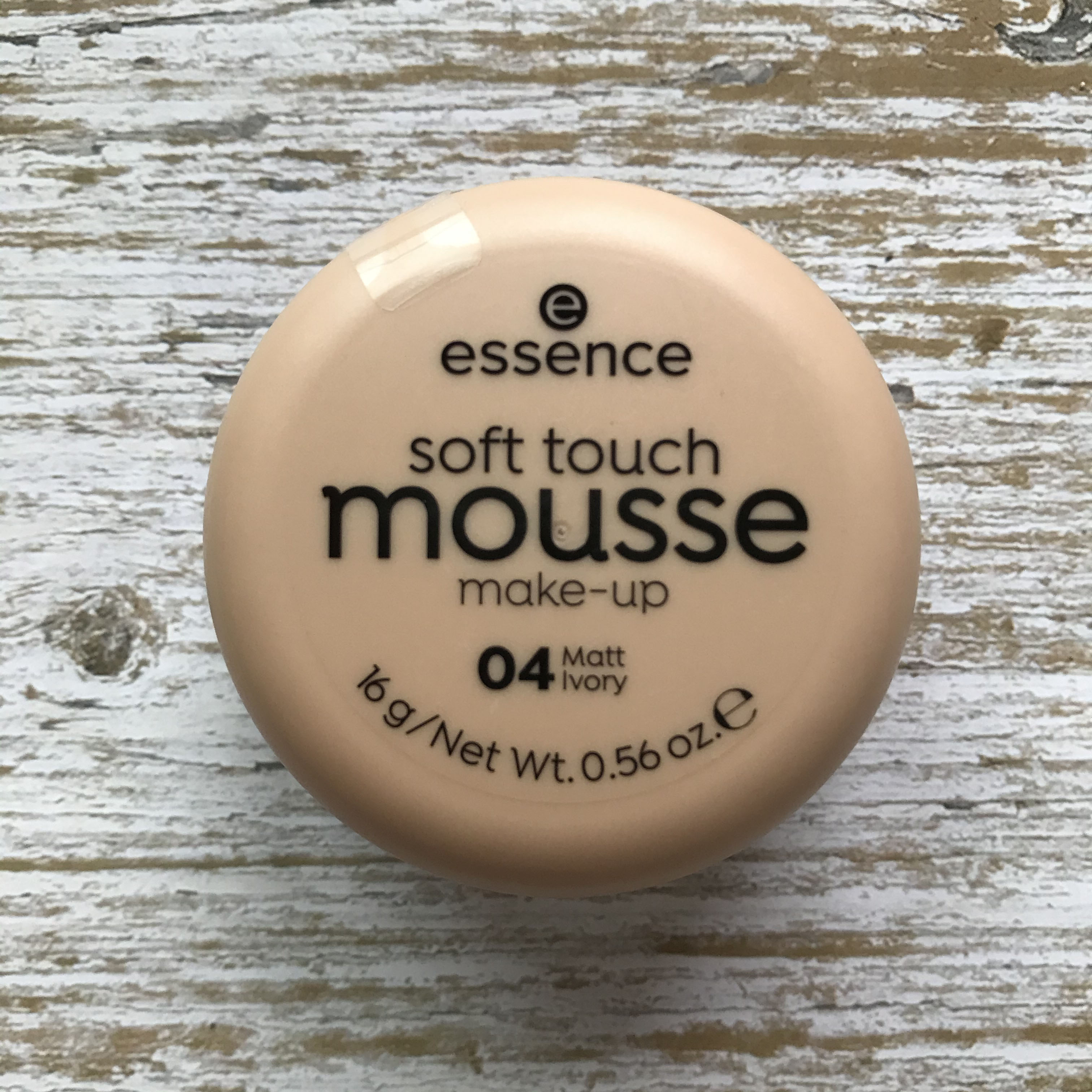Phấn Tươi Mousse Soft Touch Essence (kem nền) 16gr, nội địa Đức. Giúp che khuyết điểm hiệu quả, thay thế được cả kem lót, kem nền, kem che khuyết điểm, phấn phủ trong 1 sản phẩm. Phấn kiểm soát dầu tốt, kiềm dầu suốt 8h