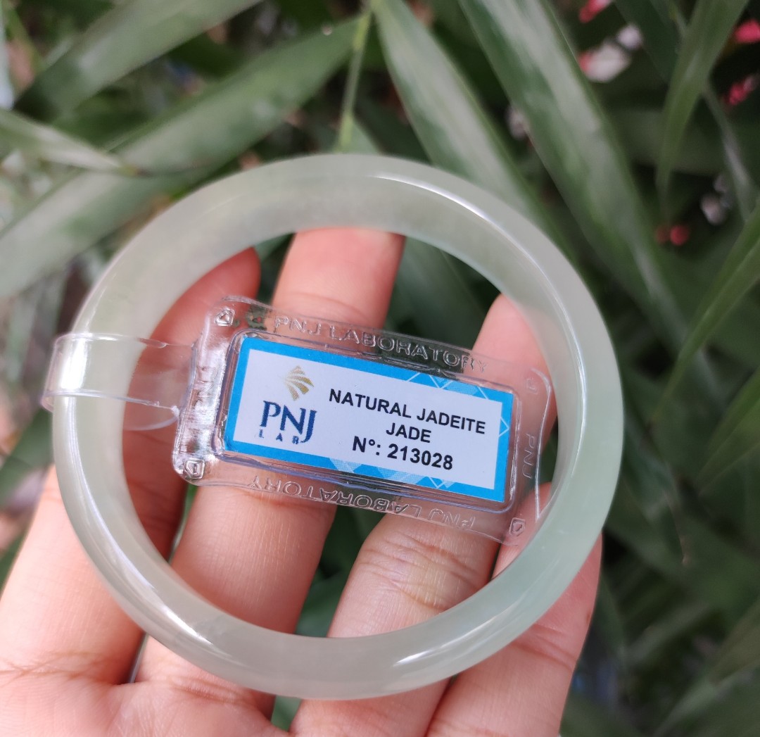 [HCM] Siêu phẩm băng ngọc thiên nhiên size 55mm, tinh khiết như giọt sương trên tay nữ nhân, đã kiểm định PNJ ảnh thực tế - xưởng buôn đá phong thủy Huỳnh Đào
