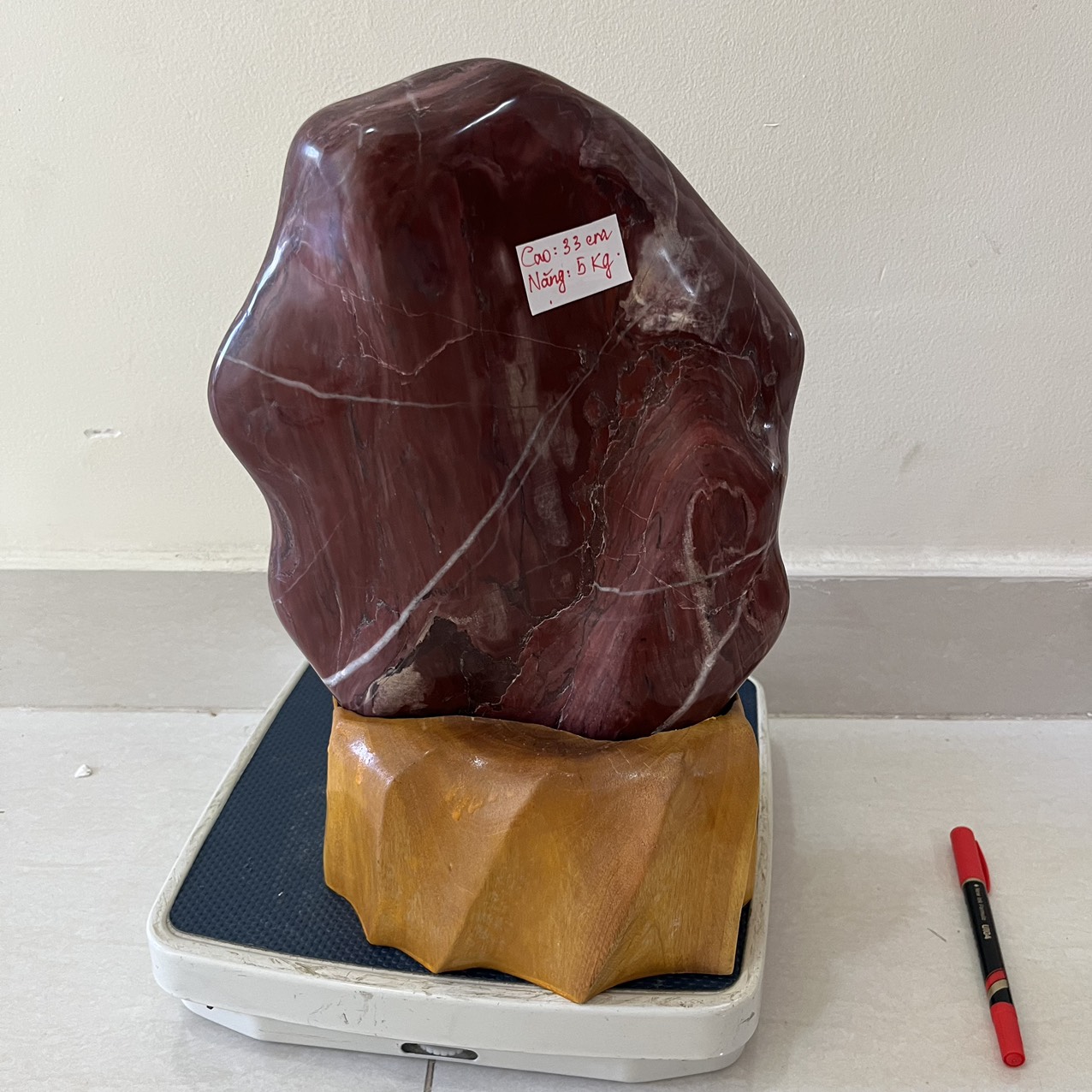 Đá, cây đá, trụ đá tự nhiên màu đỏ cao 33 nặng 5 kg cho người mệnh Thổ và Hỏa