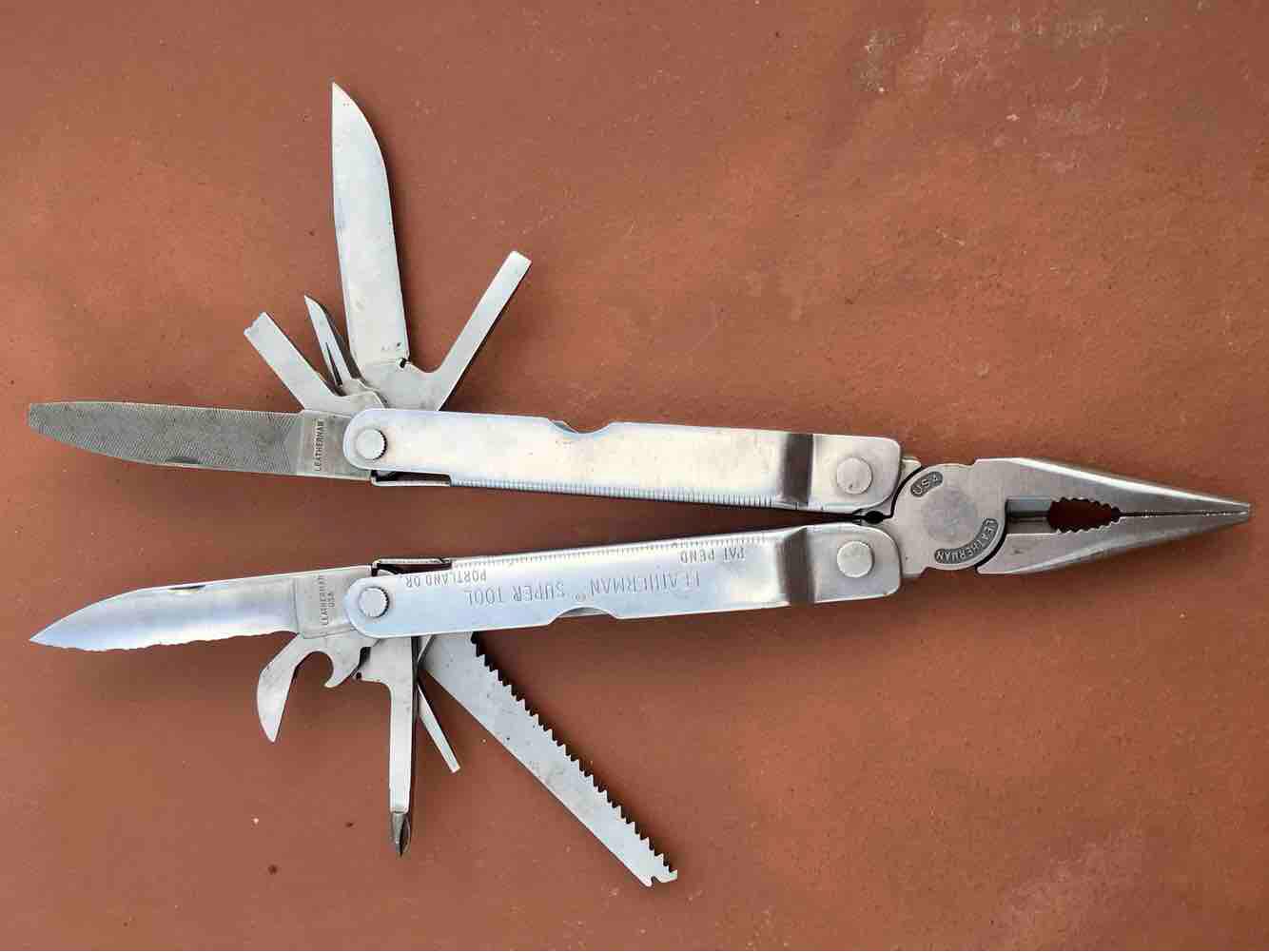 Kìm đa năng leatherman super tool.