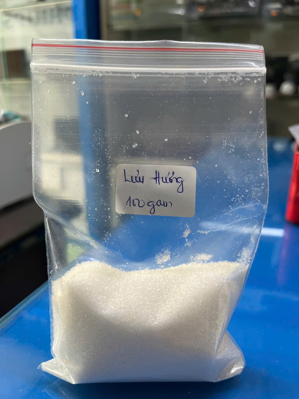 LƯU HƯƠNG DÙNG TRONG NƯỚC GIẶT (100G)là chất bám dính vào sợi vải giúp quần áo lưu hương sau khi giặt