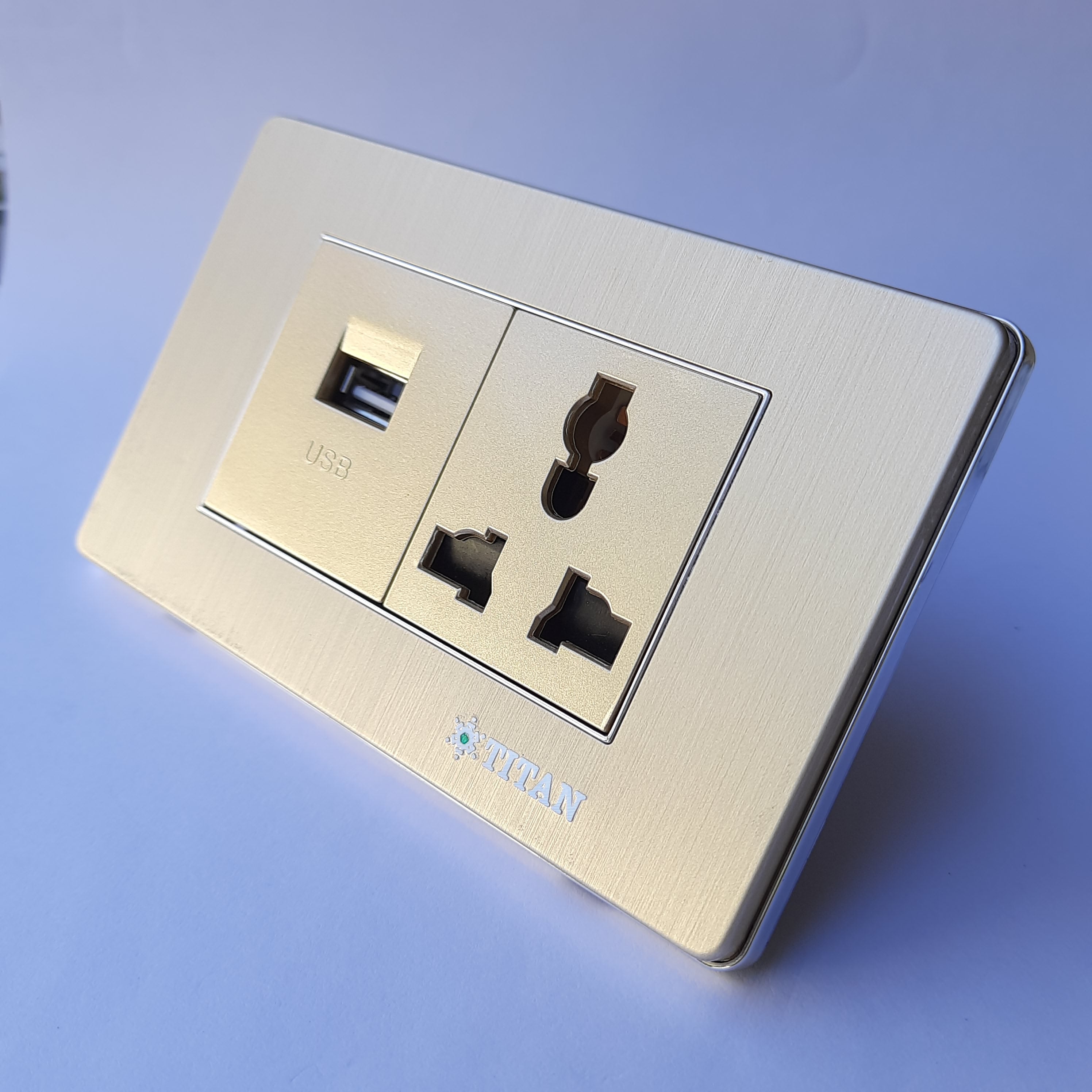 Mặt 1 ổ cắm 3 chấu 1 ổ cắm usb titan gold