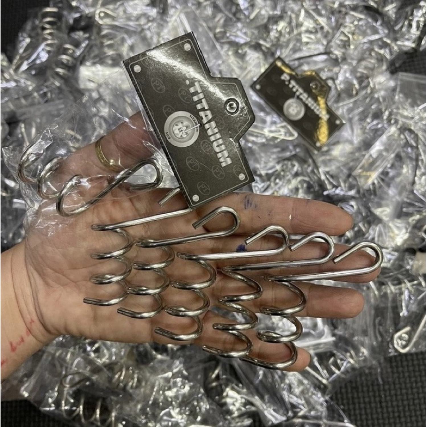 Pass kẹp , bát kẹp dây dầu mẫu lò xo Inox 304