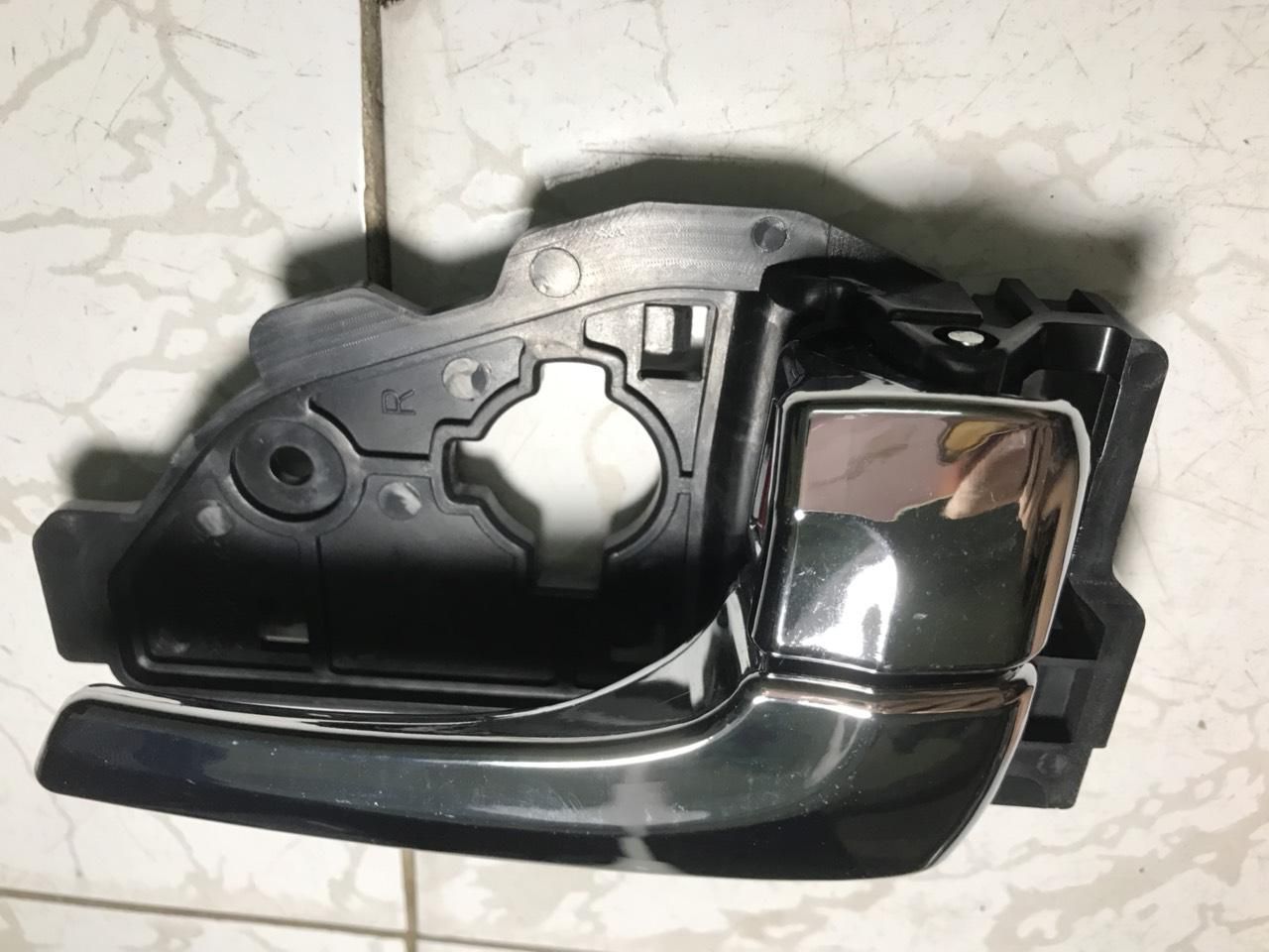 Tay mở cửa trong Hyundai Tucson 2010-15