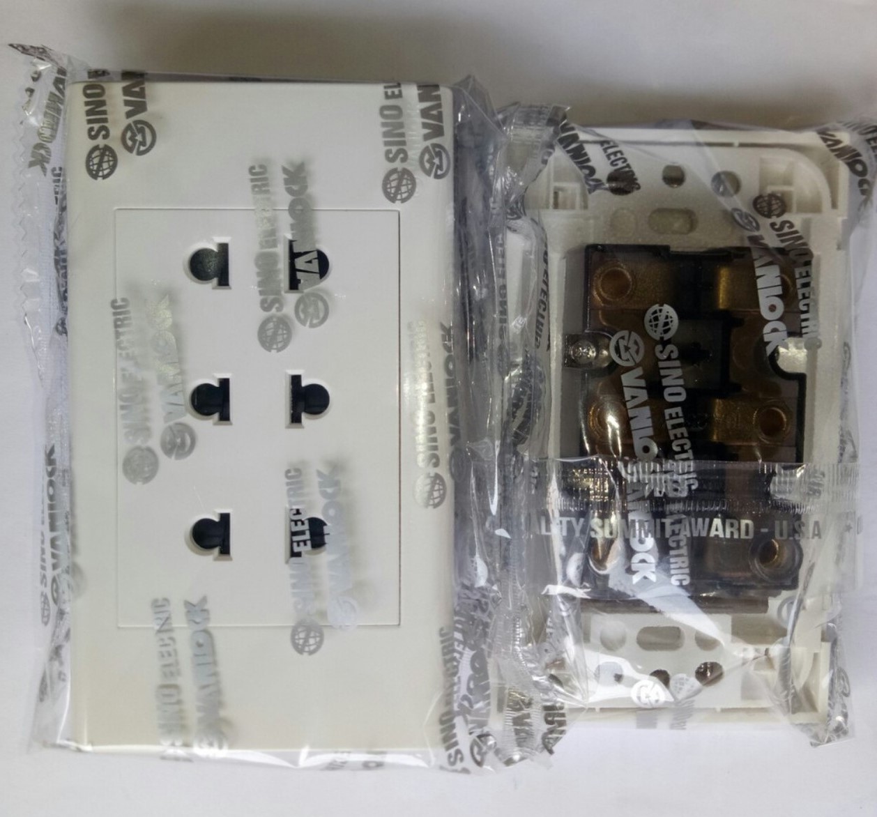 Mặt 3 ổ cắm - 2 chấu - 16a