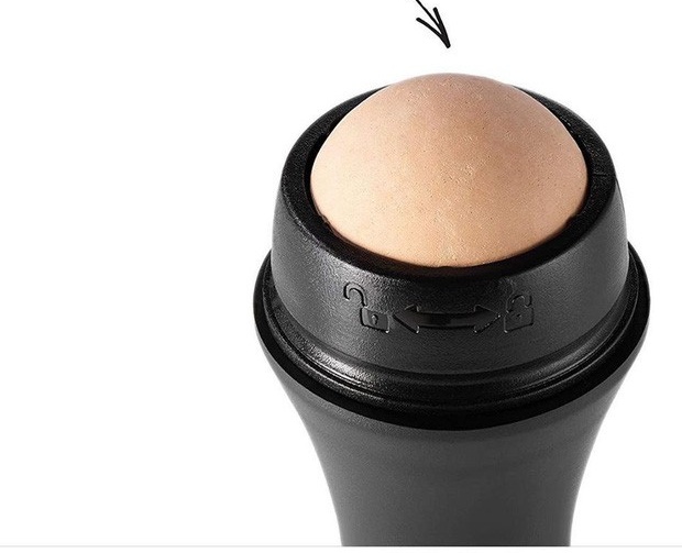 Cây lăn hút dầu Revlon Oil-Absorbing Volcanic Roller