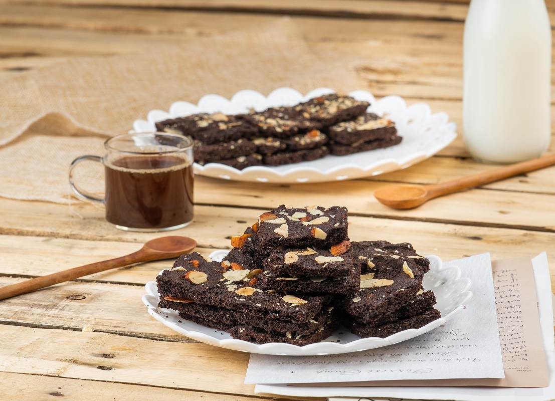 Bánh Brownie Crackers Chocolate Hạnh Nhân Thương Hiệu Gạch Đỏ 250gr Dành Cho Ăn Kiêng Eatclean Chuẩn Healthy