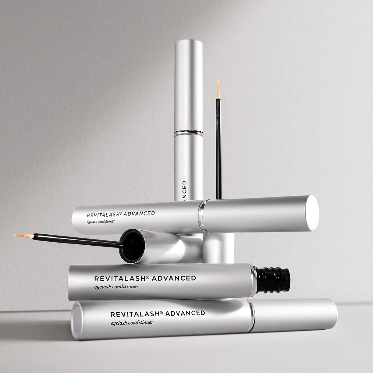 Serum Dưỡng Giúp Mọc Dài Và Dày Mi Và Lông Mày Revitalash Advanced Eyelash Conditioner 3.5ml