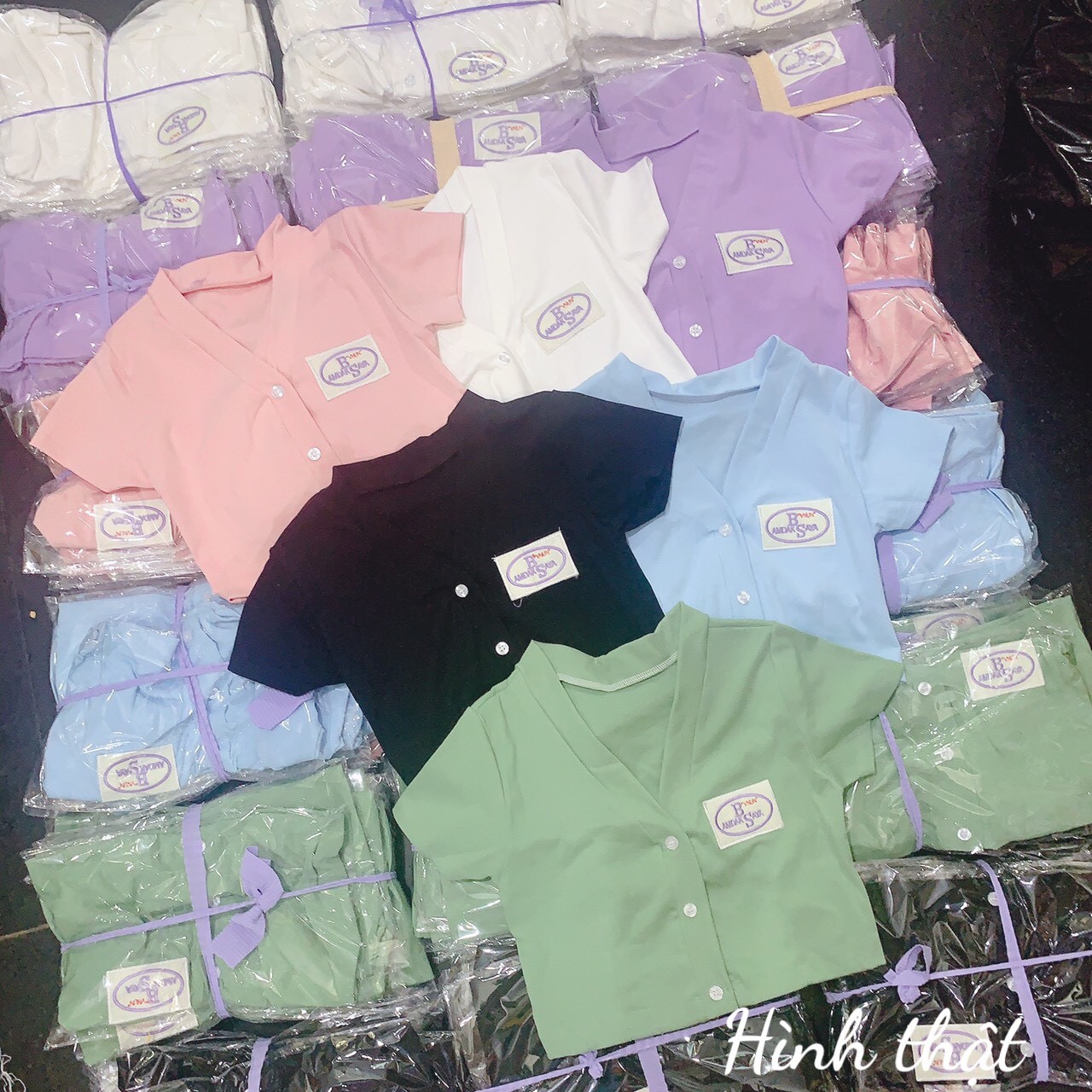 Áo croptop cô tim cài nút thêu logo xinh