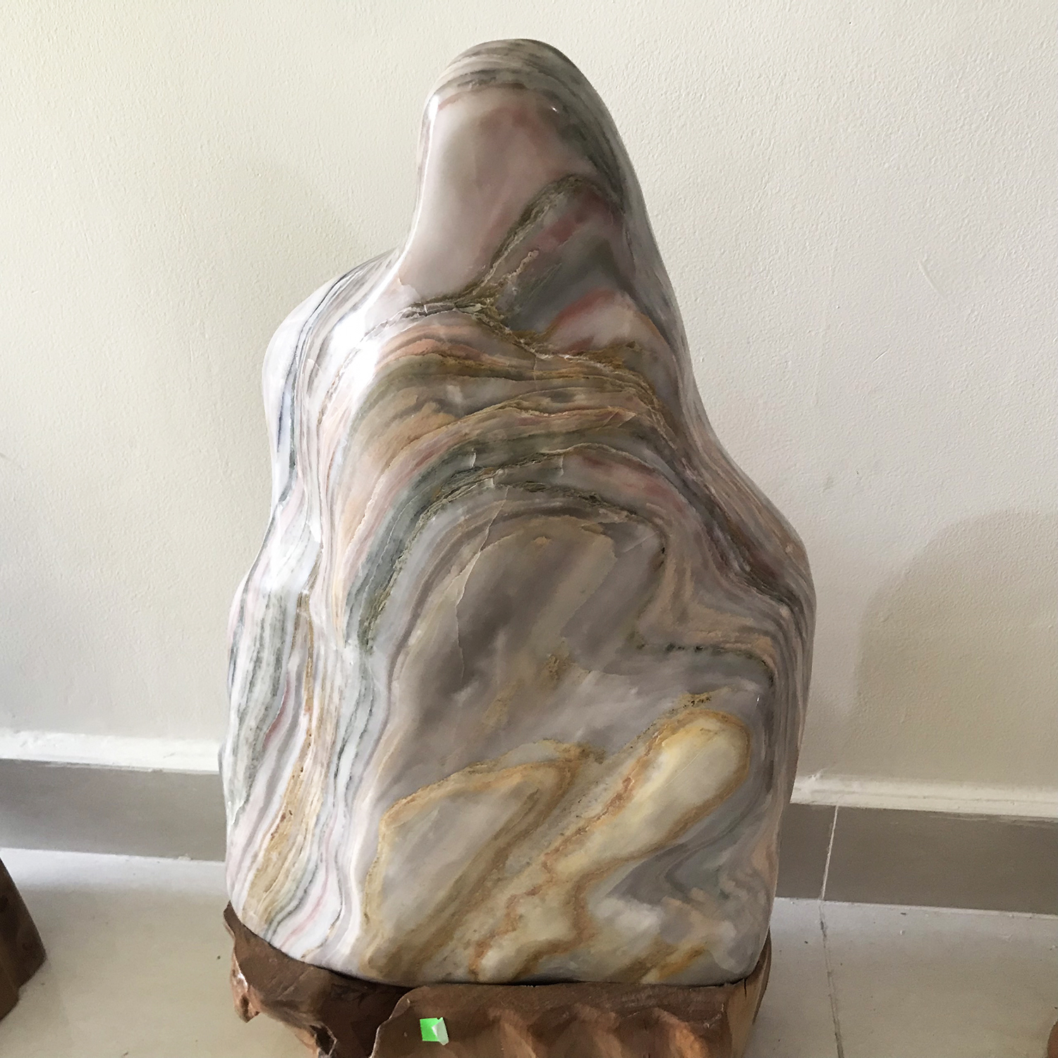 [HCM]Đá phong thủy tự nhiên vân đa sắc cao 62cm nặng 22kg chân đế gỗ rừng datrantrach