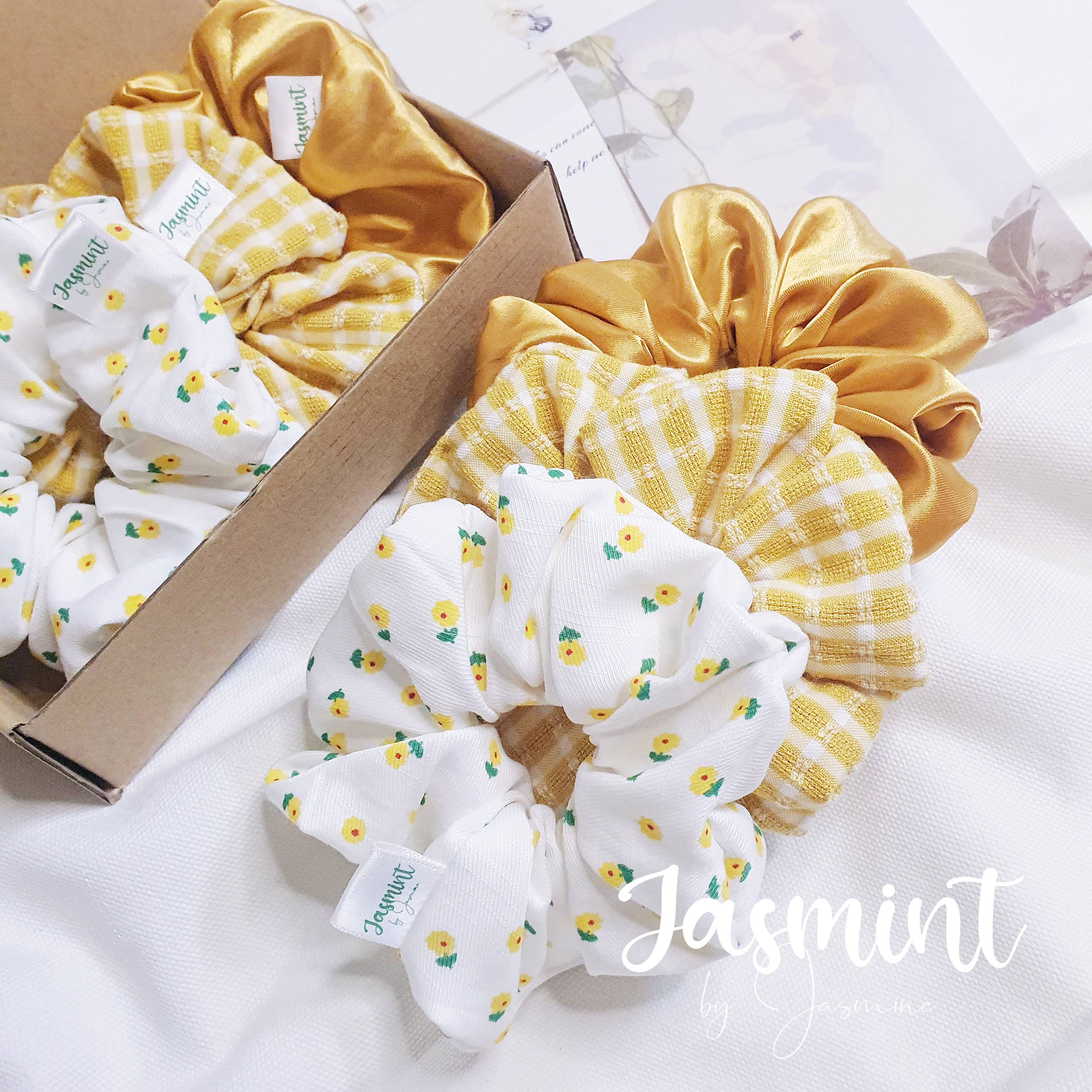 Scrunchies Đồ cột tóc, buộc tóc vải tông trắng vàng xinh xắn, hoa vàng nhí, kẻ caro vàng, bộ gift box hộp quà cho phái nữ từ Jasmint