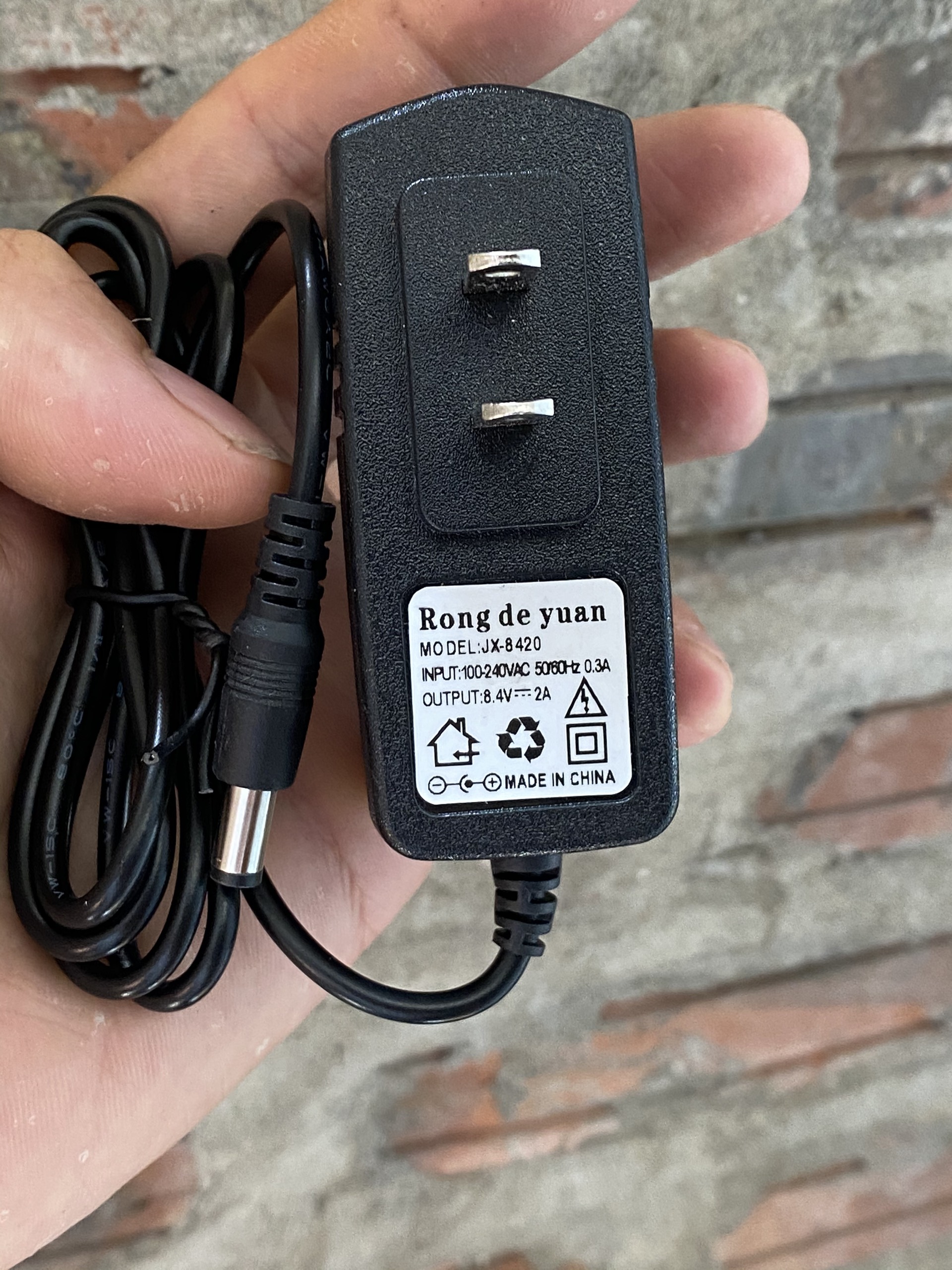 Cục sạc pin li-ion 2s 8.4v -2a có đèn bào đầy hàng cao cấp