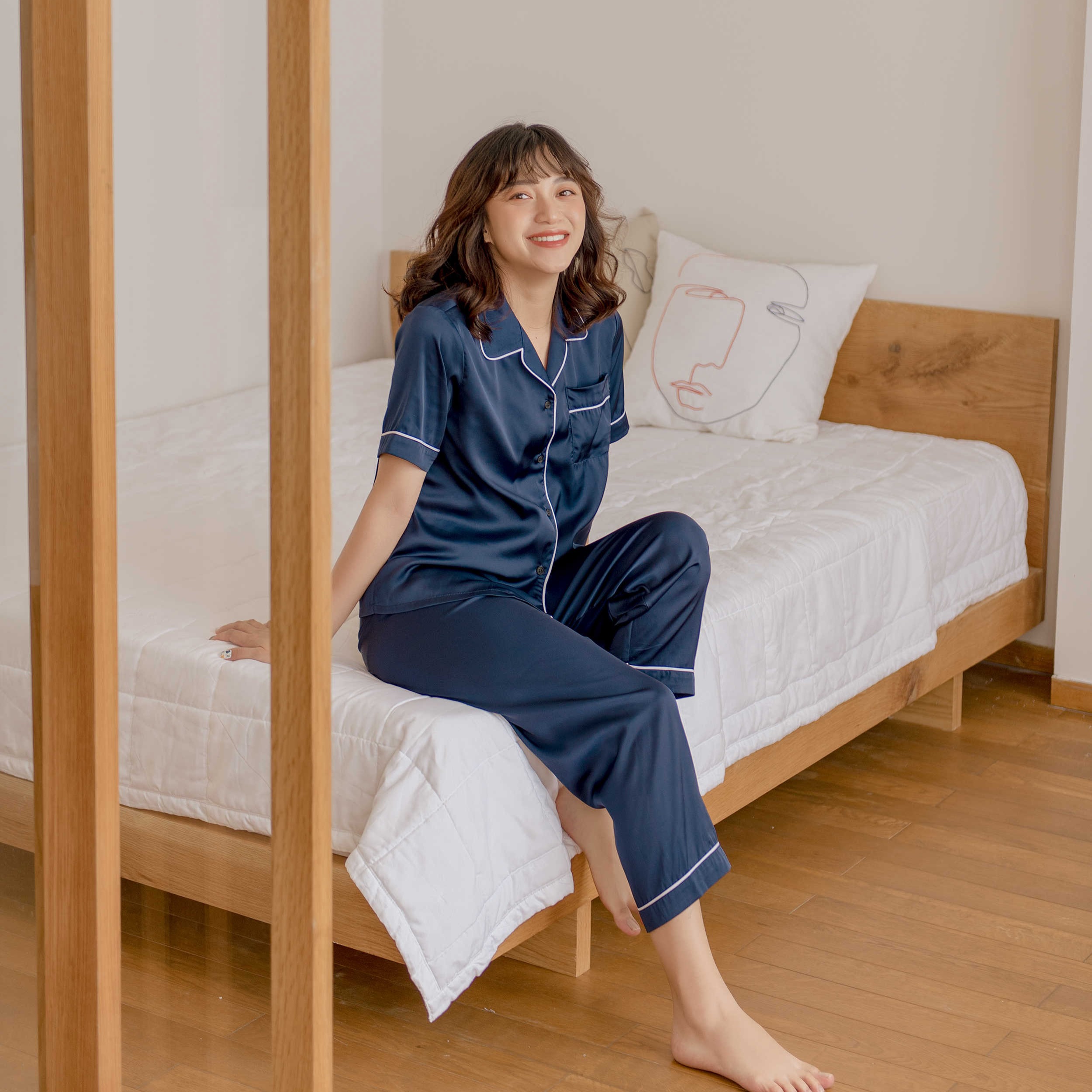 VIBES Bộ Pijama dài hàng thiết kế chất liệu Lụa cao cấp Navy Long Py Set