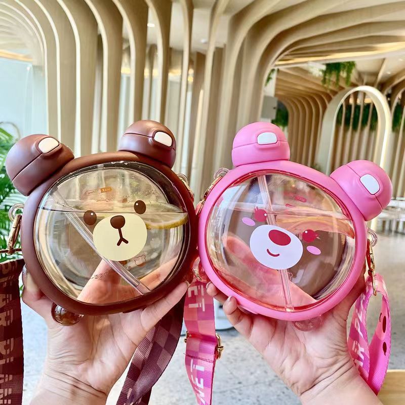 BÌNH NHỰA HÌNH GẤU CUTE CÓ 2 ĐẦU UỐNG NƯỚC DUNG TÍCH 750ML KÈM DÂY ĐEO TIỆN DỤNG