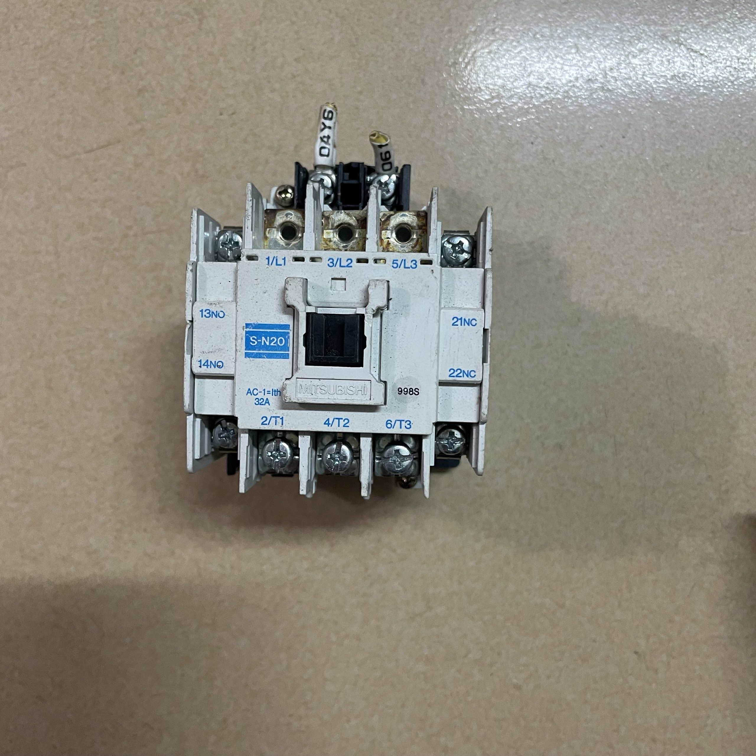 Khởi động từ, Contactor Nhật bãi voil 220V AC