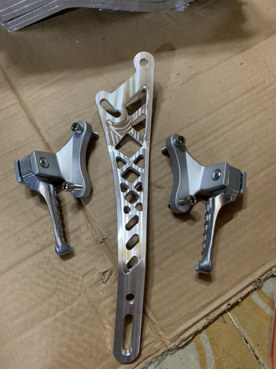 (Hình thật,Video thật) Gác chân Malay + Pas treo pô 10Li CNC dành cho ex 150 Exciter 150 và ex 155 Exciter 155 có kèm ốc Thái