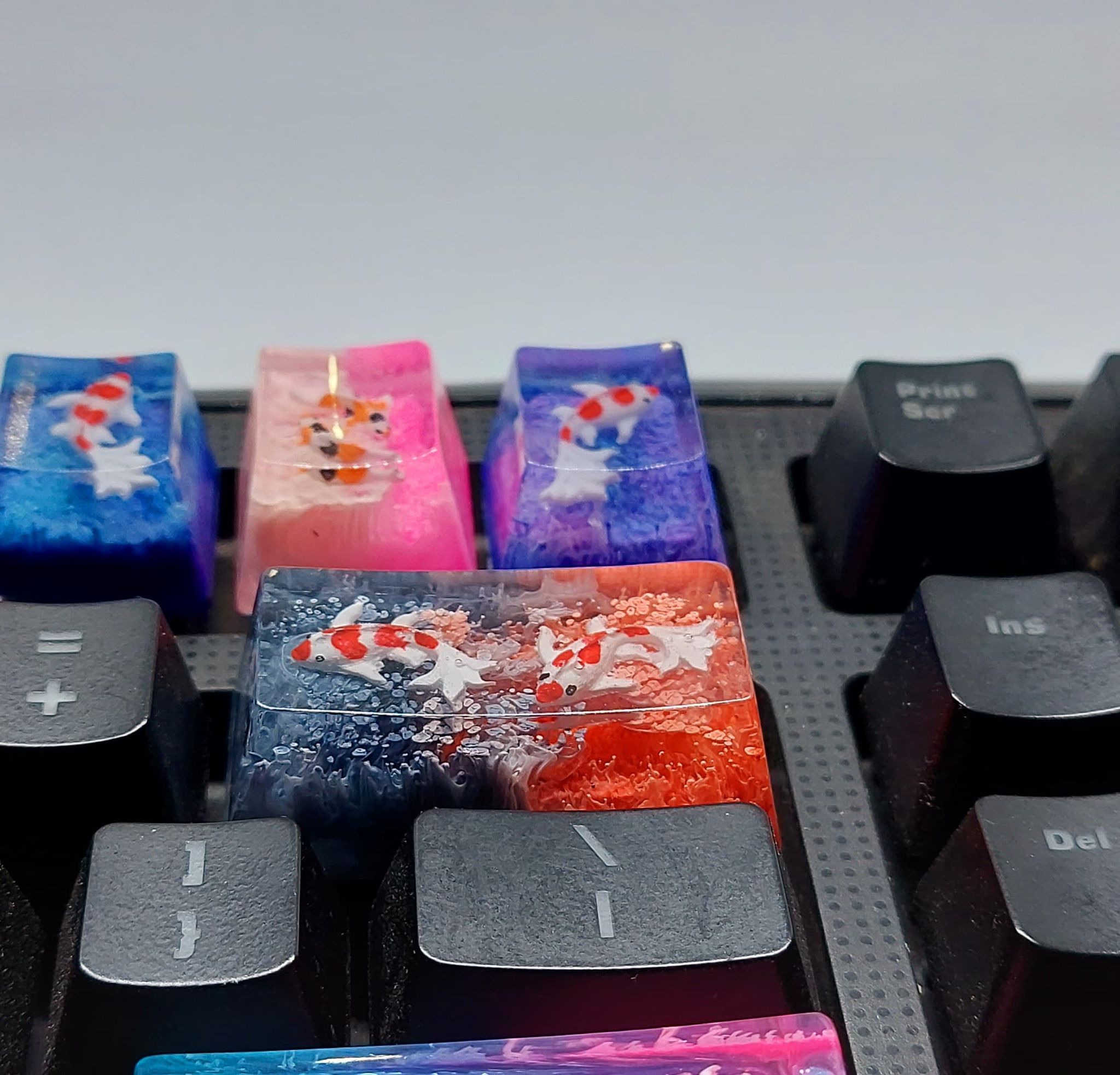 [HCM]Keycap arisan cá koi 2U (backspace) trang trí bàn phím cơ gaming.(tone đỏ đen)