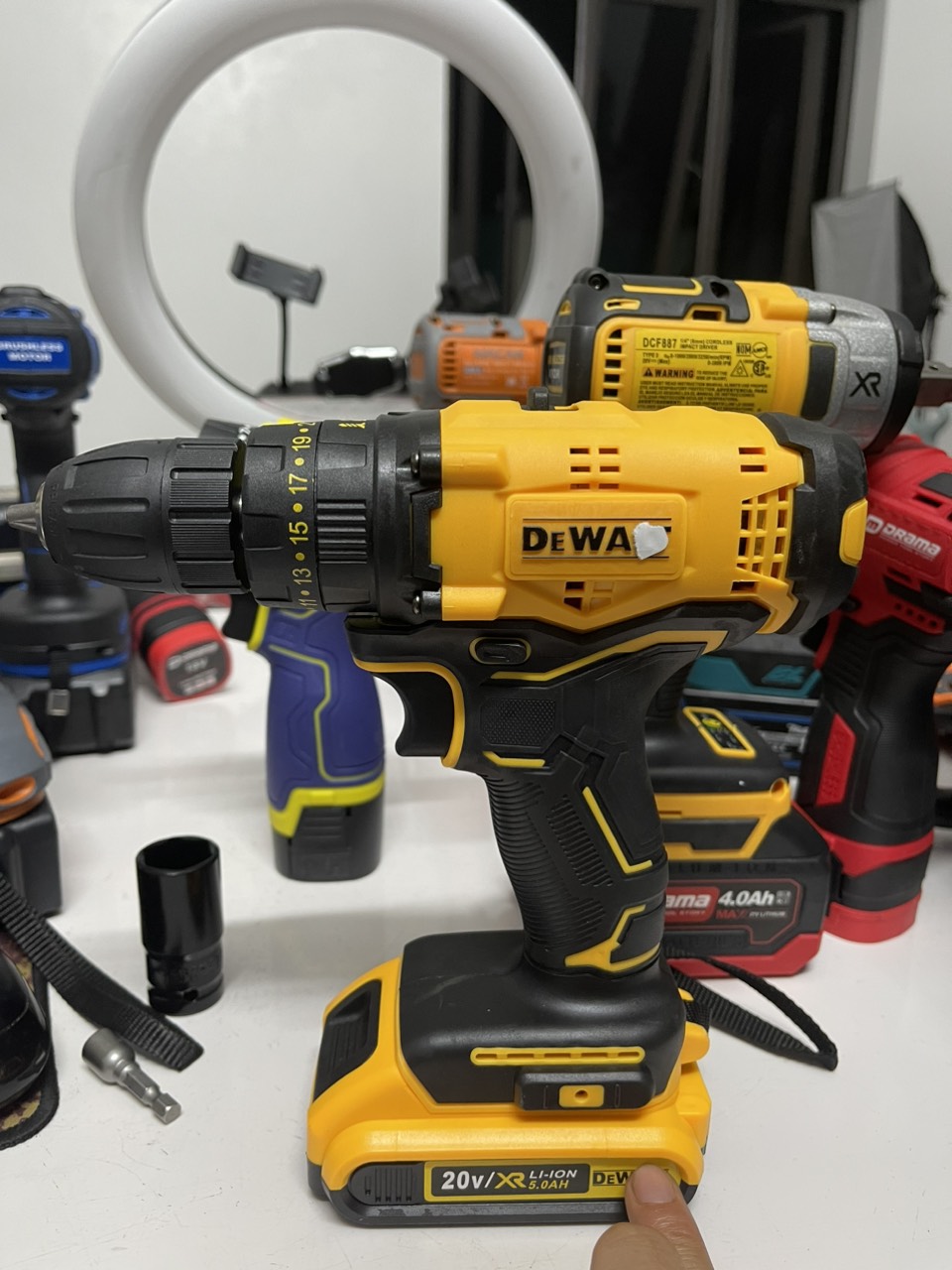 Máy khoan pin dw 20v có búa 3 chức năng khoan kèm bộ 24 chi tiết