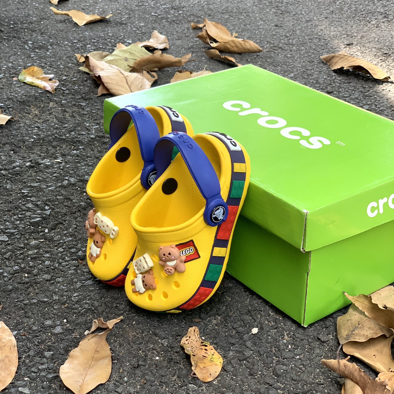 DÉP SỤC CROSS LEGO TRẺ EM MÀU VÀNG TẶNG 6 JITBITZ,  DÉP QUAI NGANG CROSS LEGO EM BÉ - DÉP CÁ SẤU EM BÉ - DÉP QUAI NGANG EM BÉ - DÉP SỤC EM BÉ - DÉP CROCS EM BÉ - DEP CROCS LEGO KID