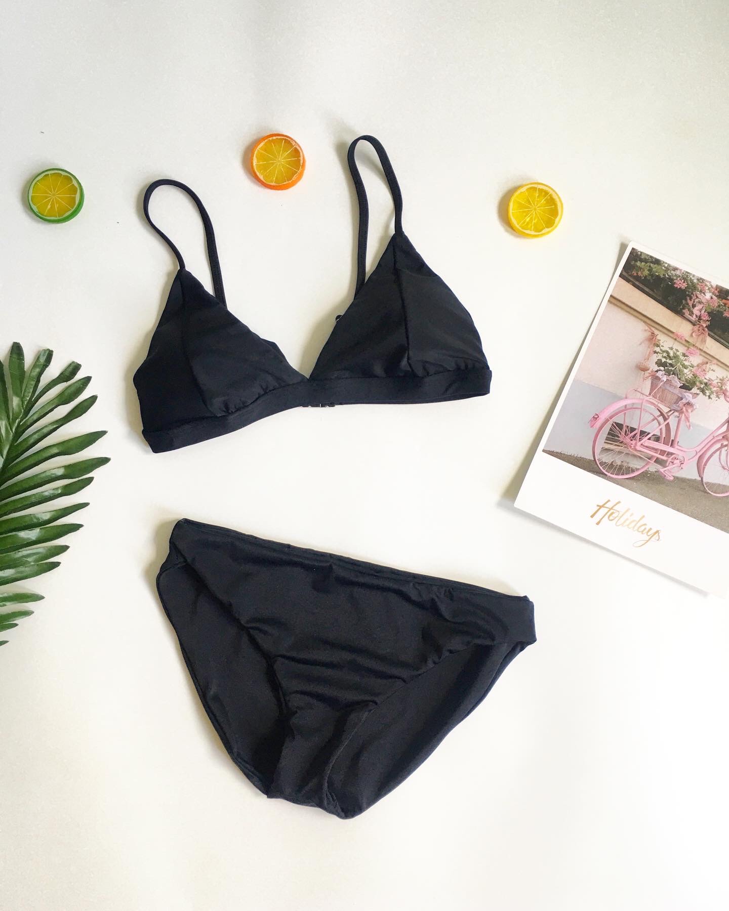 Bikini tam giác đen