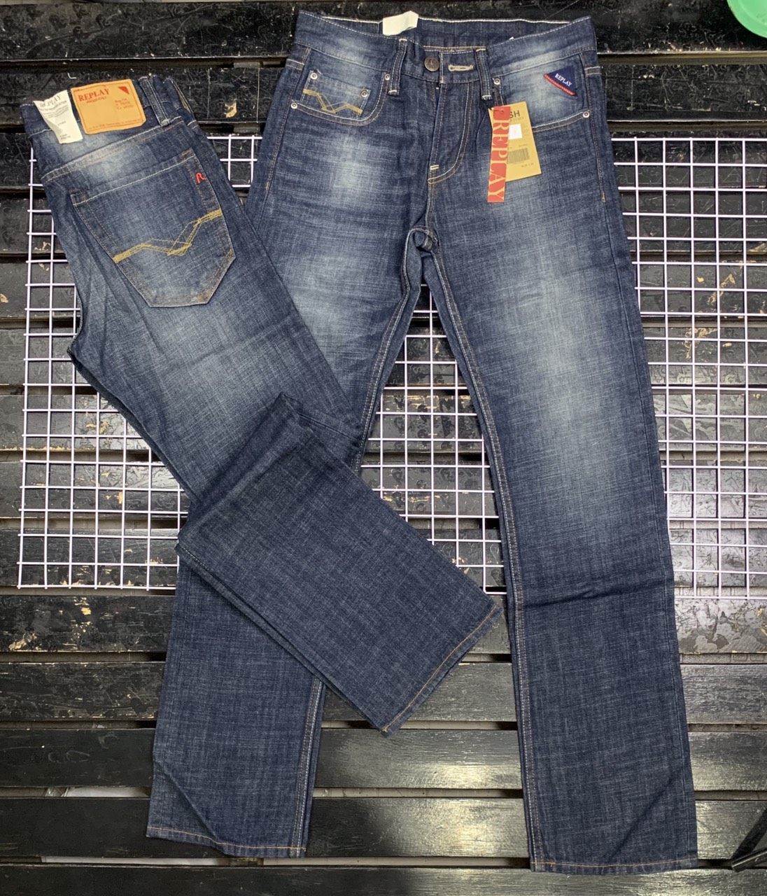 [HCM] ( GIÁ  XẢ ) QUẦN JEANs COTTON NAM DÁNG SUÔNG MÀU WASH BASIC DỄ KẾT HỢP , KHI MẶC CẢM GIÁC ÊM MÁT CỰC KỲ DỄ CHỊU, TUYÊT ĐỐI KHÔNG RA, PHAI MÀU KHI GIẶT, HÌNH ẢNH CHỤP THẬT, KHÔNG QUA CHỈNH SỬA