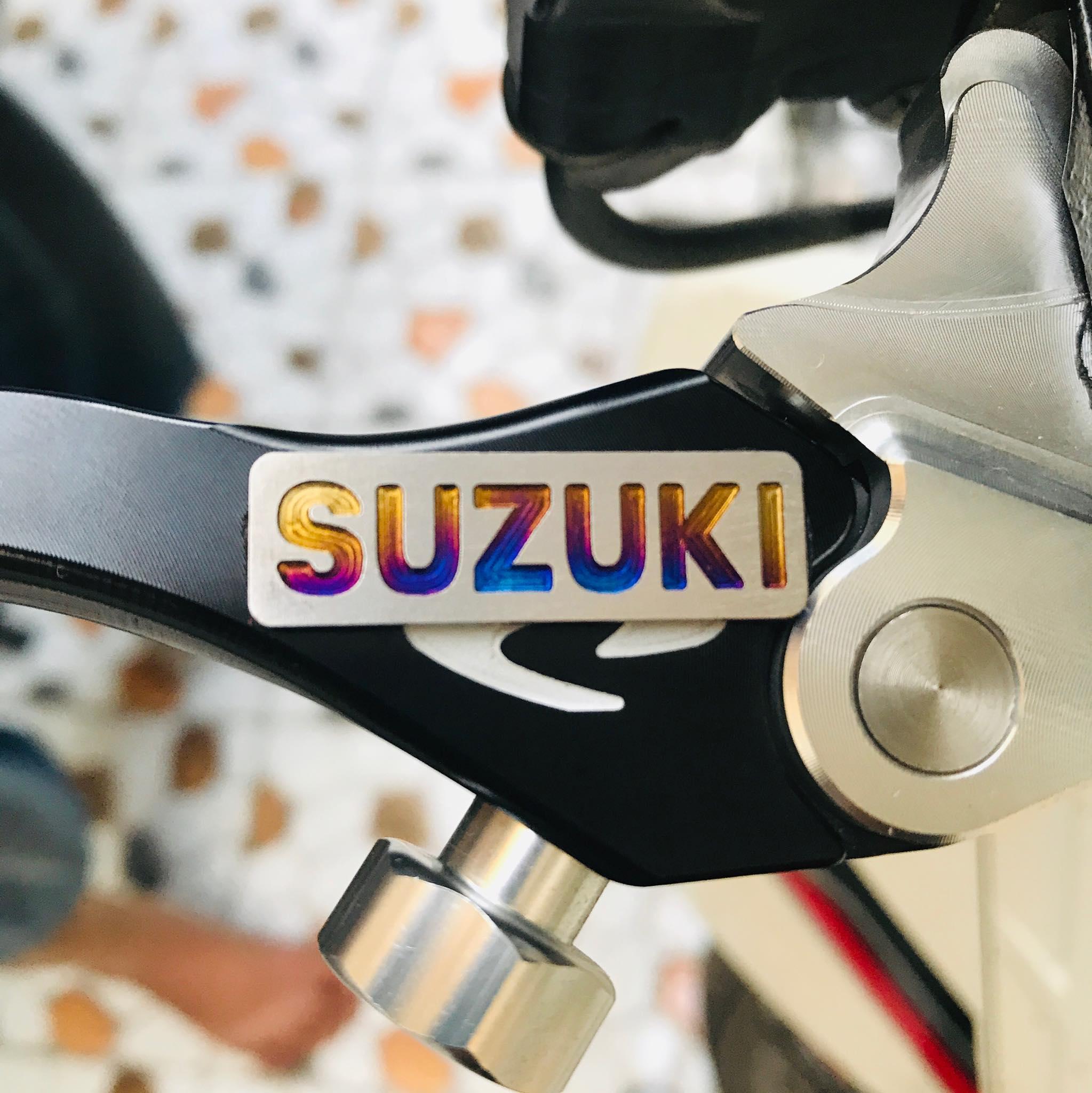 [HCM][ĐỘC LẠ] TEM DÁN TRANG TRÍ XEDÁN XE SIÊU HOT TITAN LOGO CHỮ XE SUZUKI (PHẢI NGÓ NHÌN)