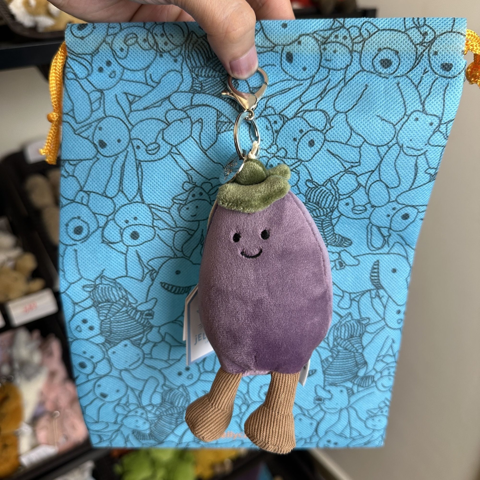 jellycat Mặt dây chuyền có đầy đủ ba nhãn hiệu và một con dấu thép, với các họa tiết Gấu Barcelona, Cà Tím và Bánh Sừng Bò, khiến nó trở thành một món quà hoàn hảo. - 4